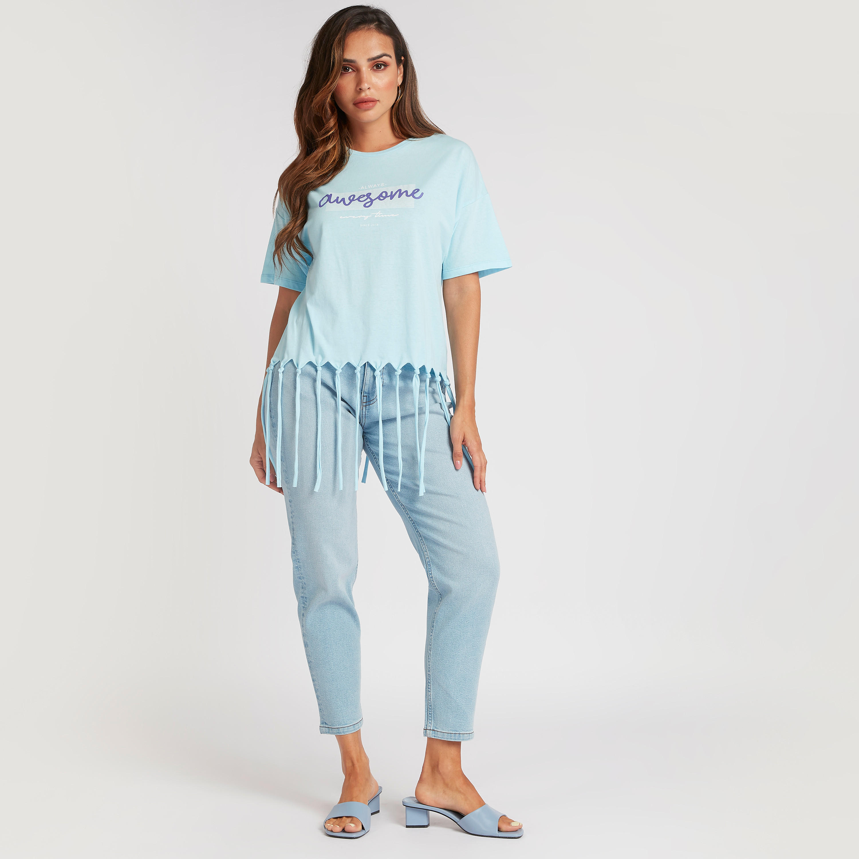 تيشيرت بطبعات وياقة ضيّقة وأكمام قصيرة وشراشيب-women-clothing-tshirts-image-2