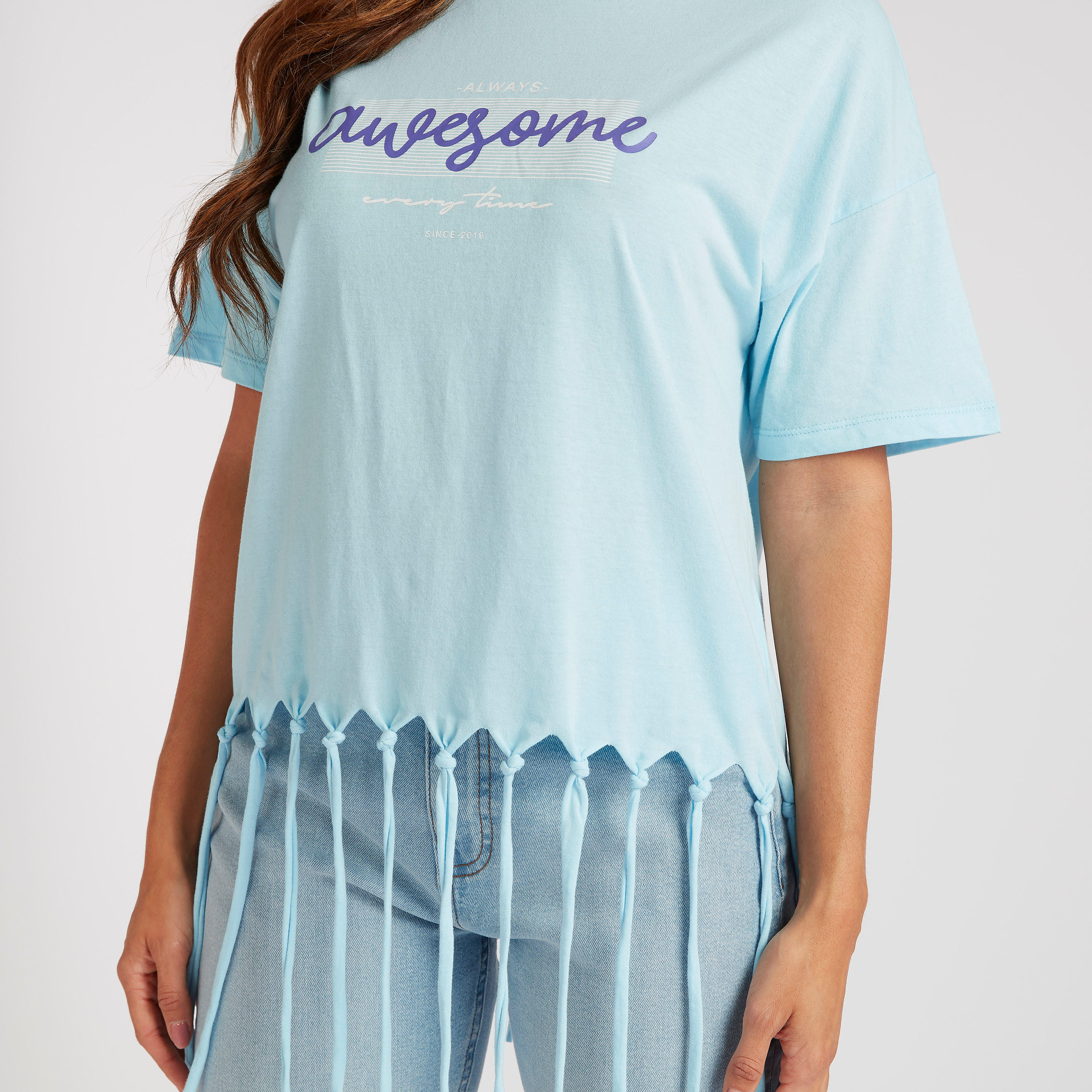 تيشيرت بطبعات وياقة ضيّقة وأكمام قصيرة وشراشيب-women-clothing-tshirts-image-3
