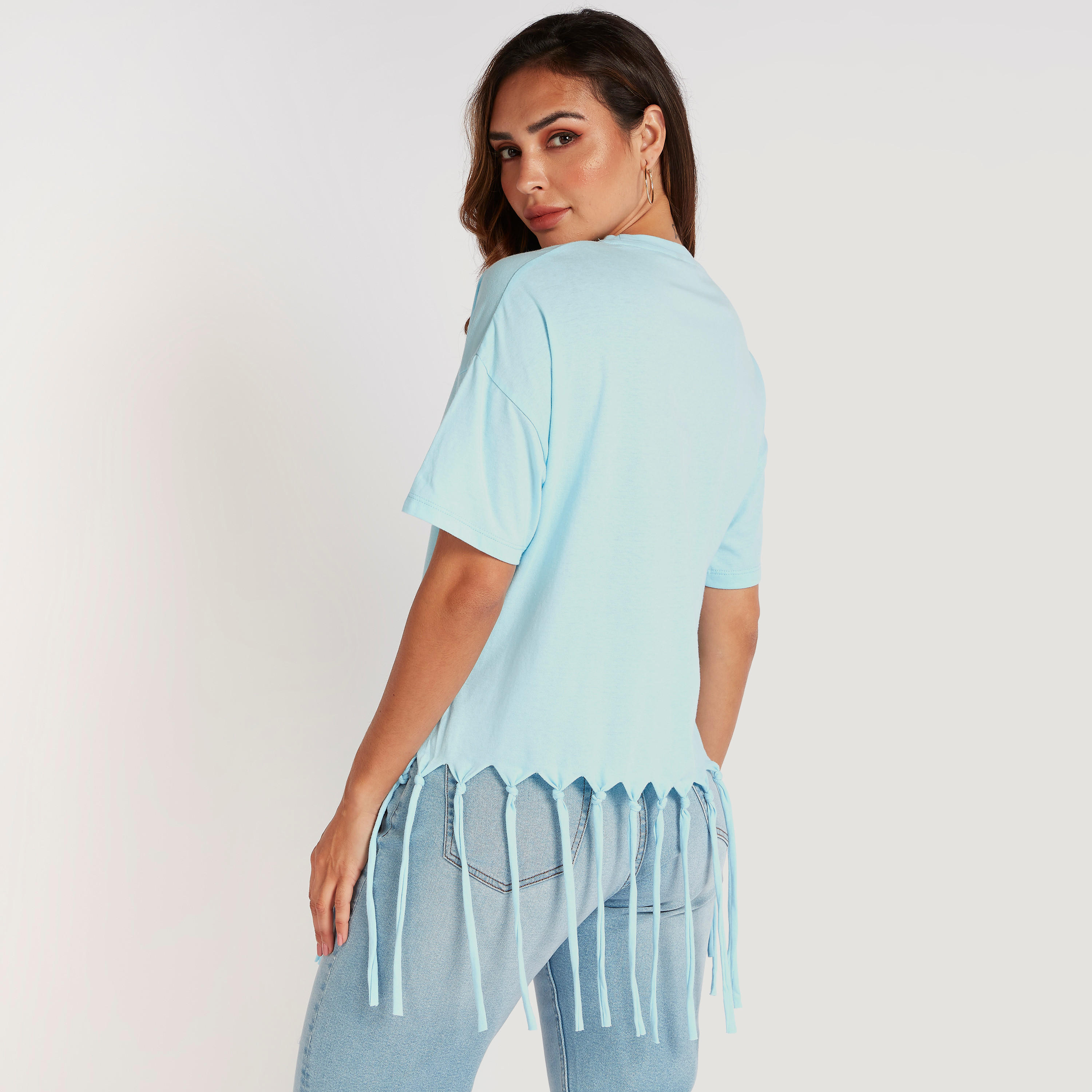 تيشيرت بطبعات وياقة ضيّقة وأكمام قصيرة وشراشيب-women-clothing-tshirts-image-4