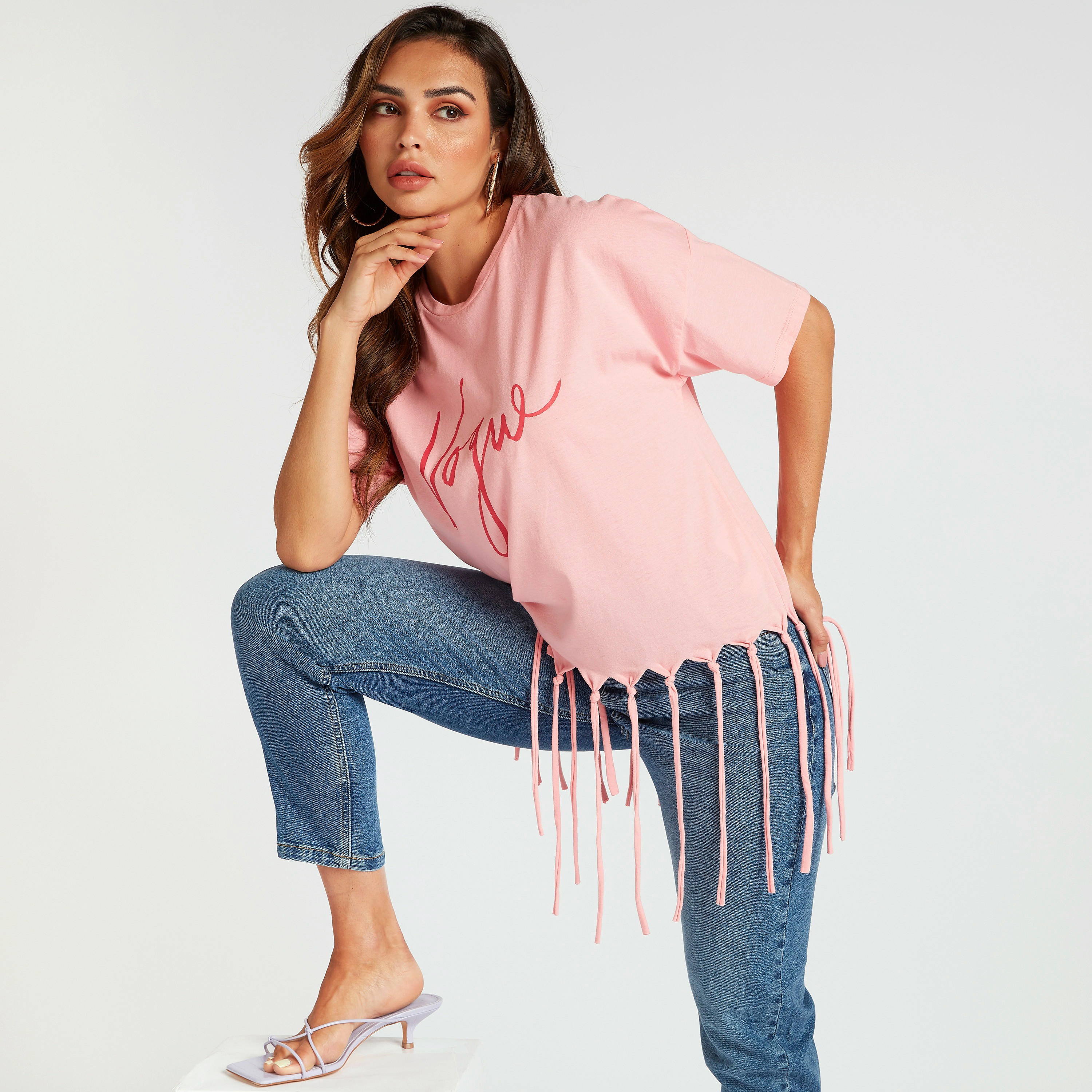تيشيرت بطبعات وياقة ضيّقة وأكمام قصيرة وشراشيب-women-clothing-tshirts-image-5