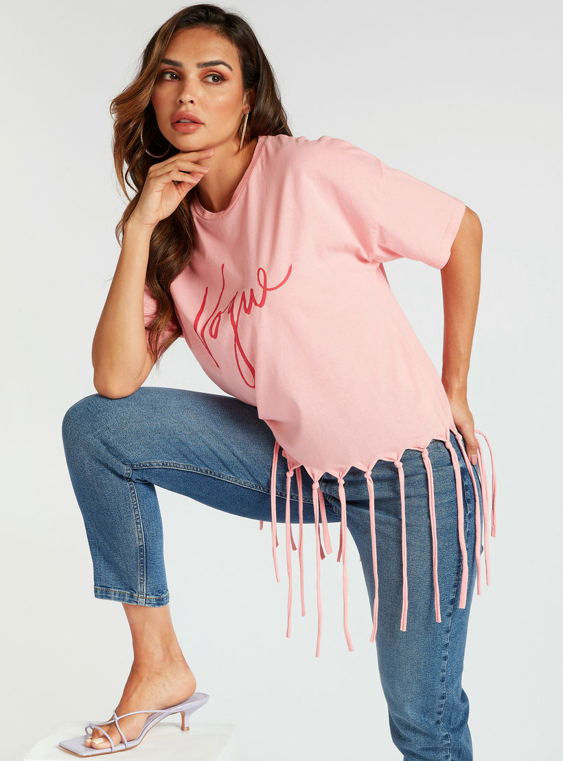 تيشيرت بطبعات وياقة ضيّقة وأكمام قصيرة وشراشيب-women-clothing-tshirts-image-5