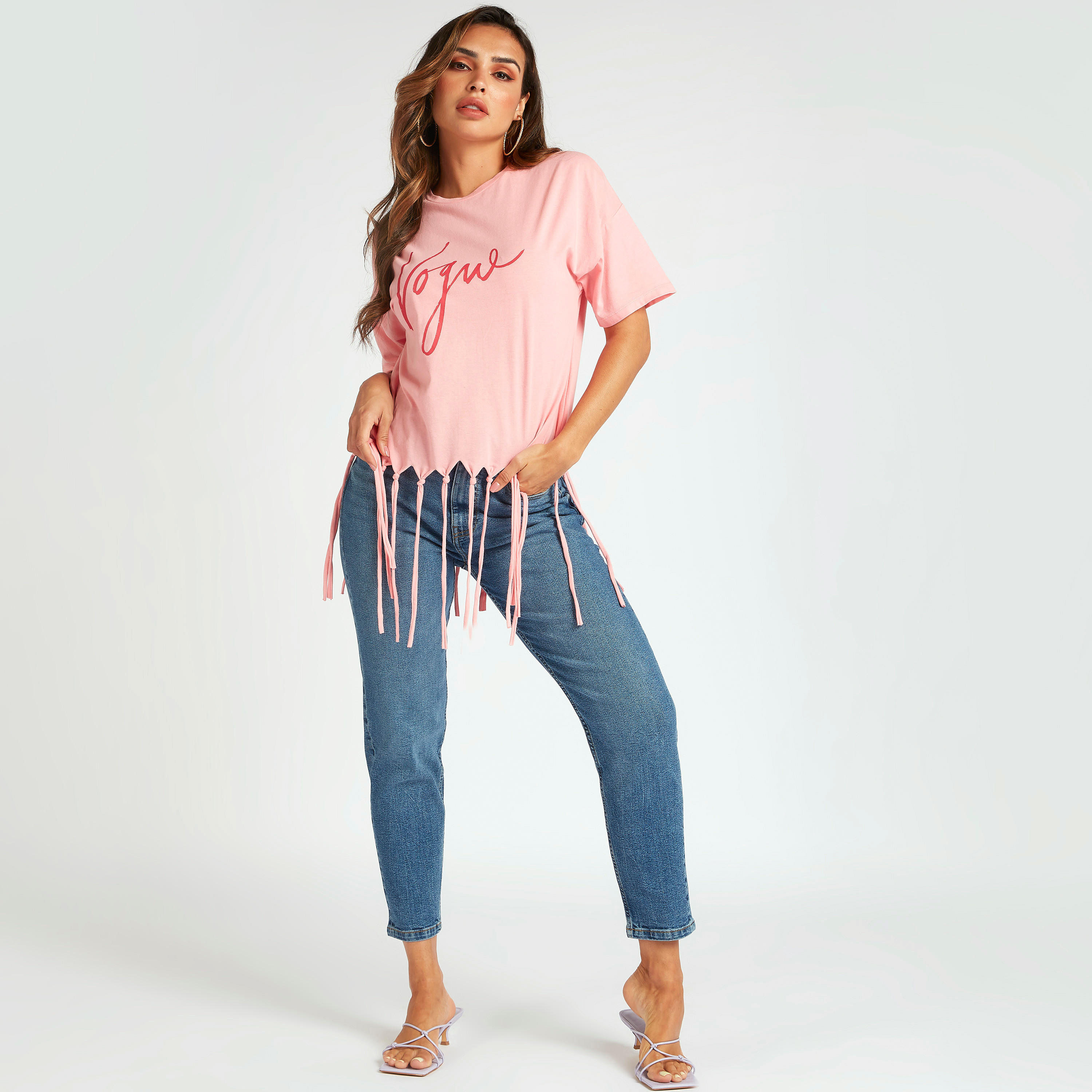 تيشيرت بطبعات وياقة ضيّقة وأكمام قصيرة وشراشيب-women-clothing-tshirts-image-4