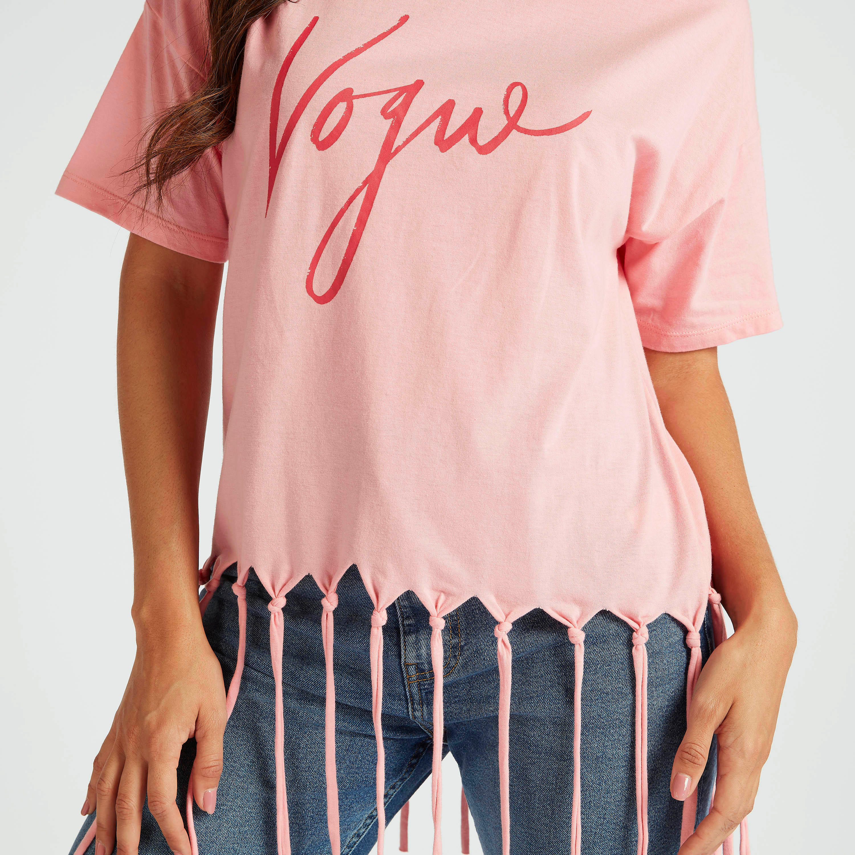 تيشيرت بطبعات وياقة ضيّقة وأكمام قصيرة وشراشيب-women-clothing-tshirts-image-3