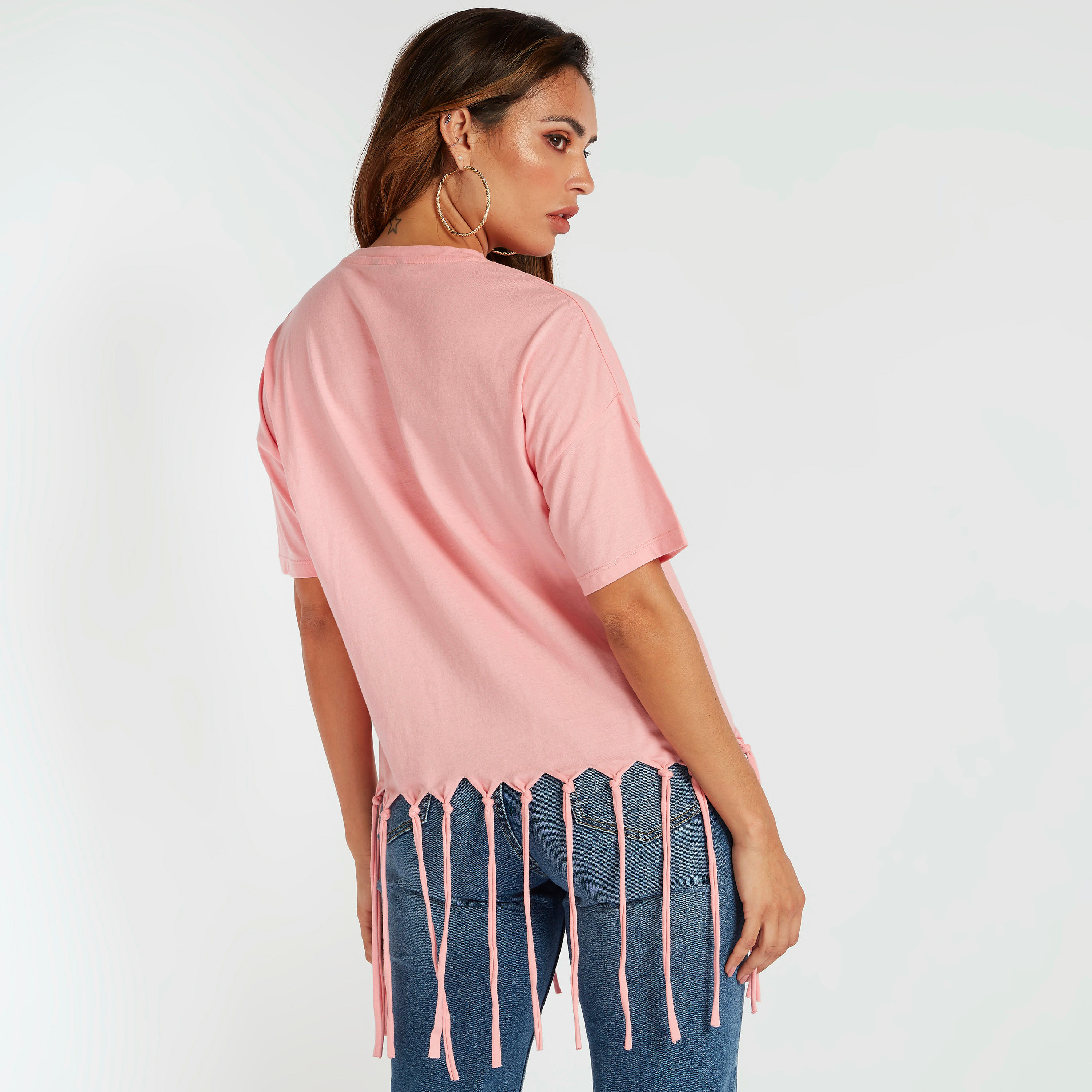 تيشيرت بطبعات وياقة ضيّقة وأكمام قصيرة وشراشيب-women-clothing-tshirts-image-2