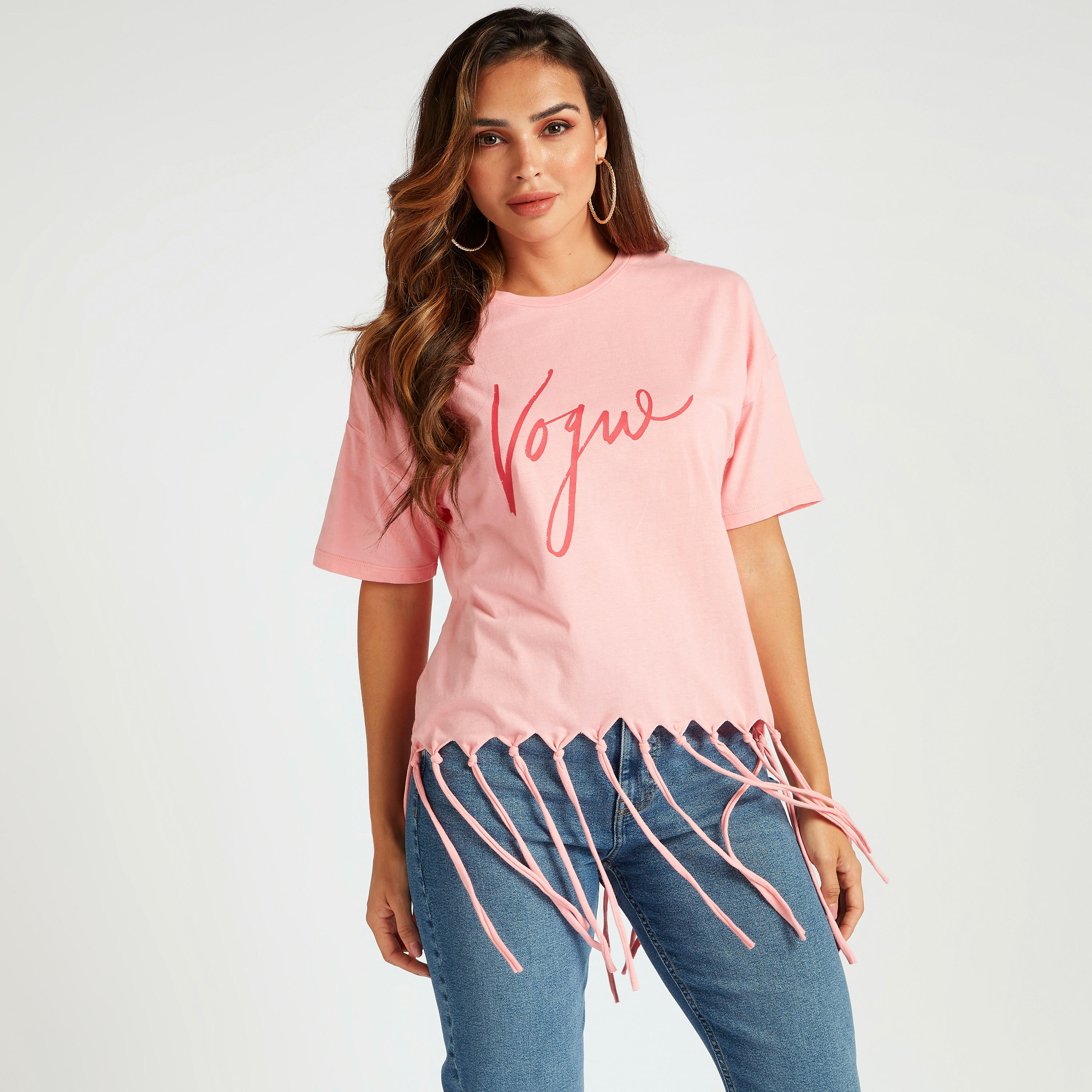 تيشيرت بطبعات وياقة ضيّقة وأكمام قصيرة وشراشيب-women-clothing-tshirts-image-1