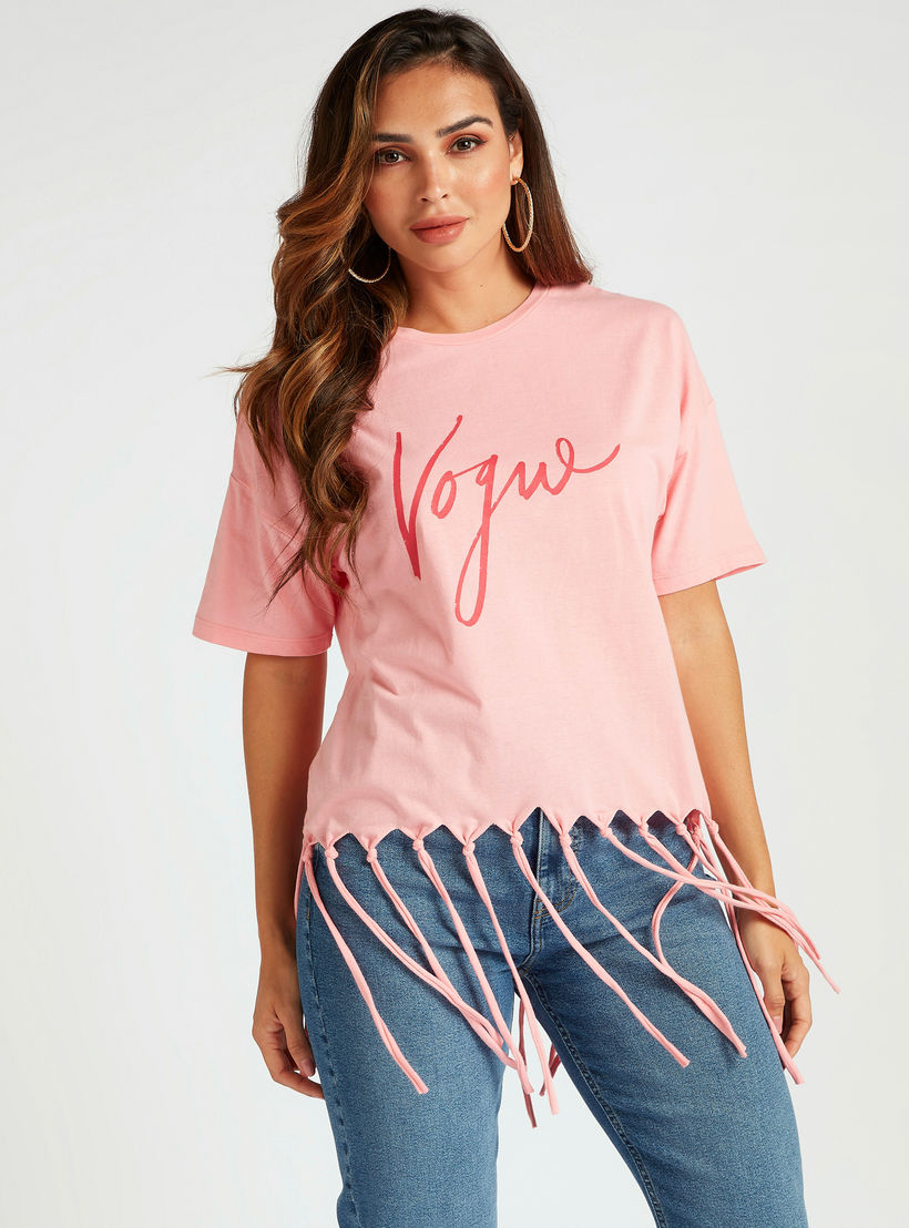 تيشيرت بطبعات وياقة ضيّقة وأكمام قصيرة وشراشيب-women-clothing-tshirts-image-1