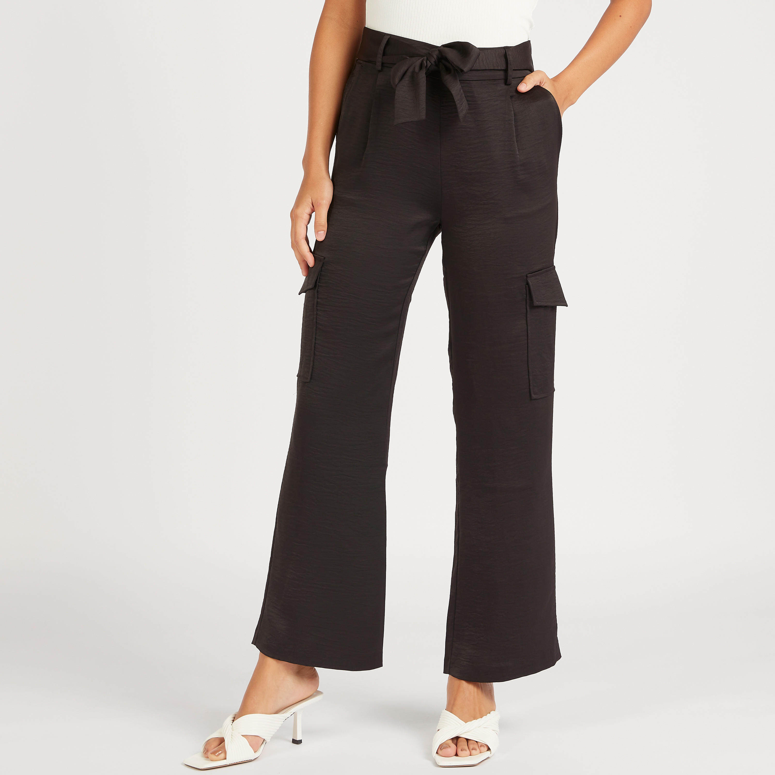 بنطلون سادة بقصّة سليم وخصر مرتفع وأربطة وجيوب بطيّة-women-clothing-bottoms-trousers-image-1
