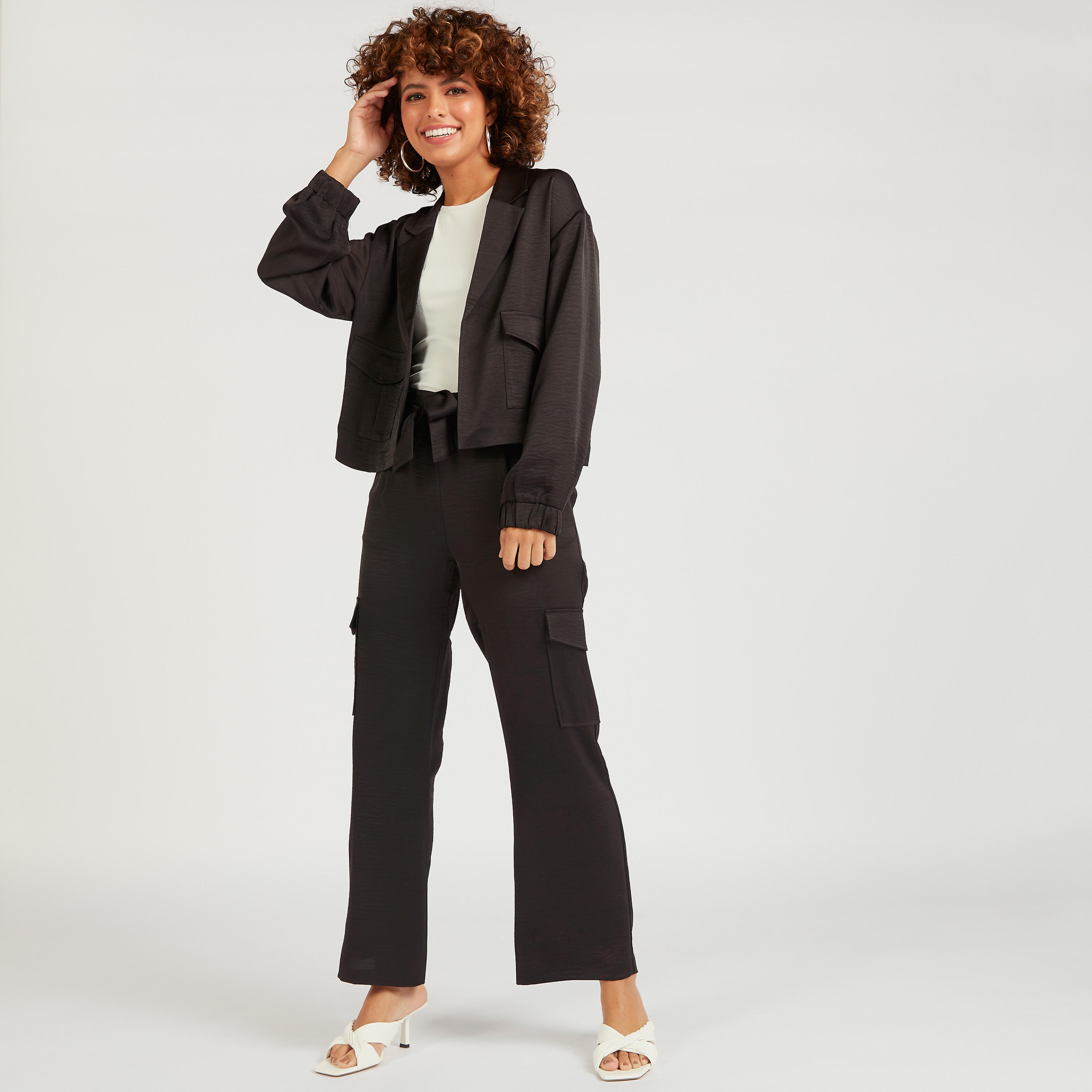 بنطلون سادة بقصّة سليم وخصر مرتفع وأربطة وجيوب بطيّة-women-clothing-bottoms-trousers-image-2