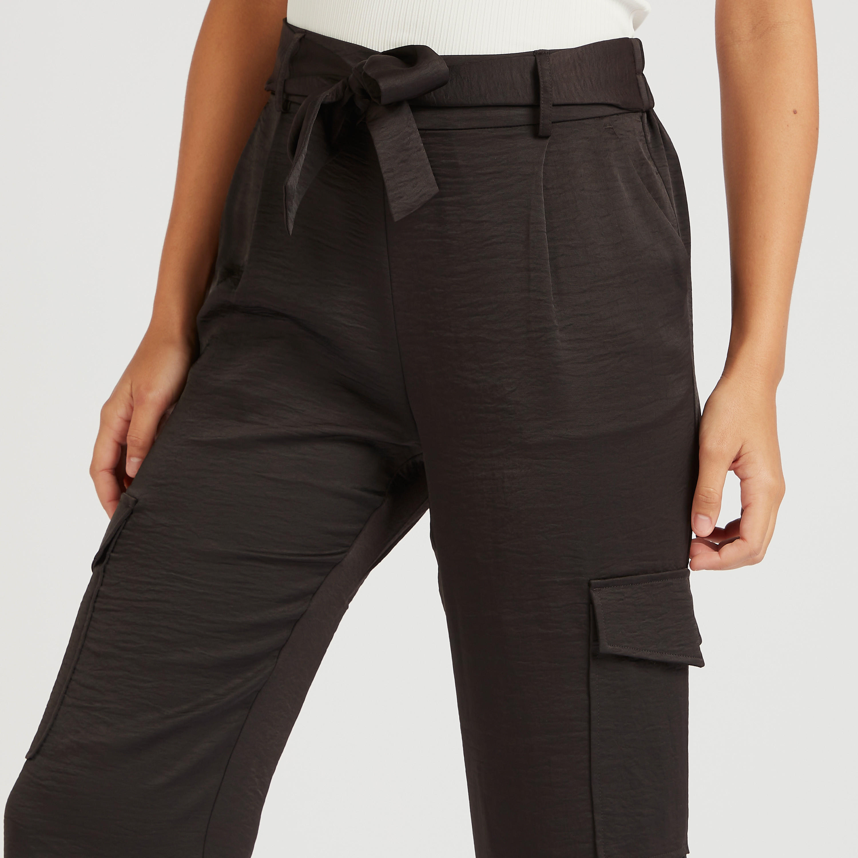 بنطلون سادة بقصّة سليم وخصر مرتفع وأربطة وجيوب بطيّة-women-clothing-bottoms-trousers-image-3