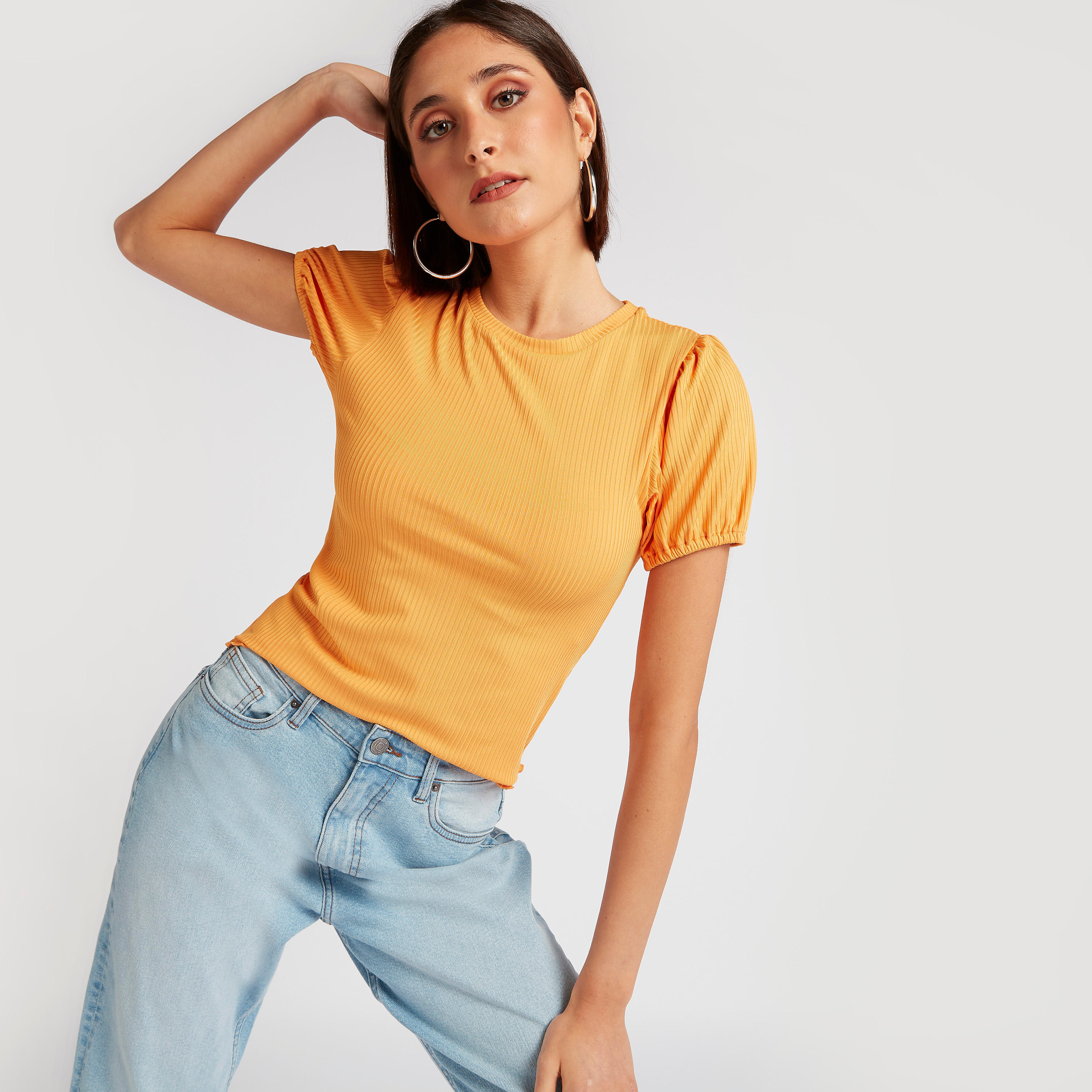 بلوزة مضلعة بياقة عالية وأكمام قصيرة-women-clothing-tshirts-image-5