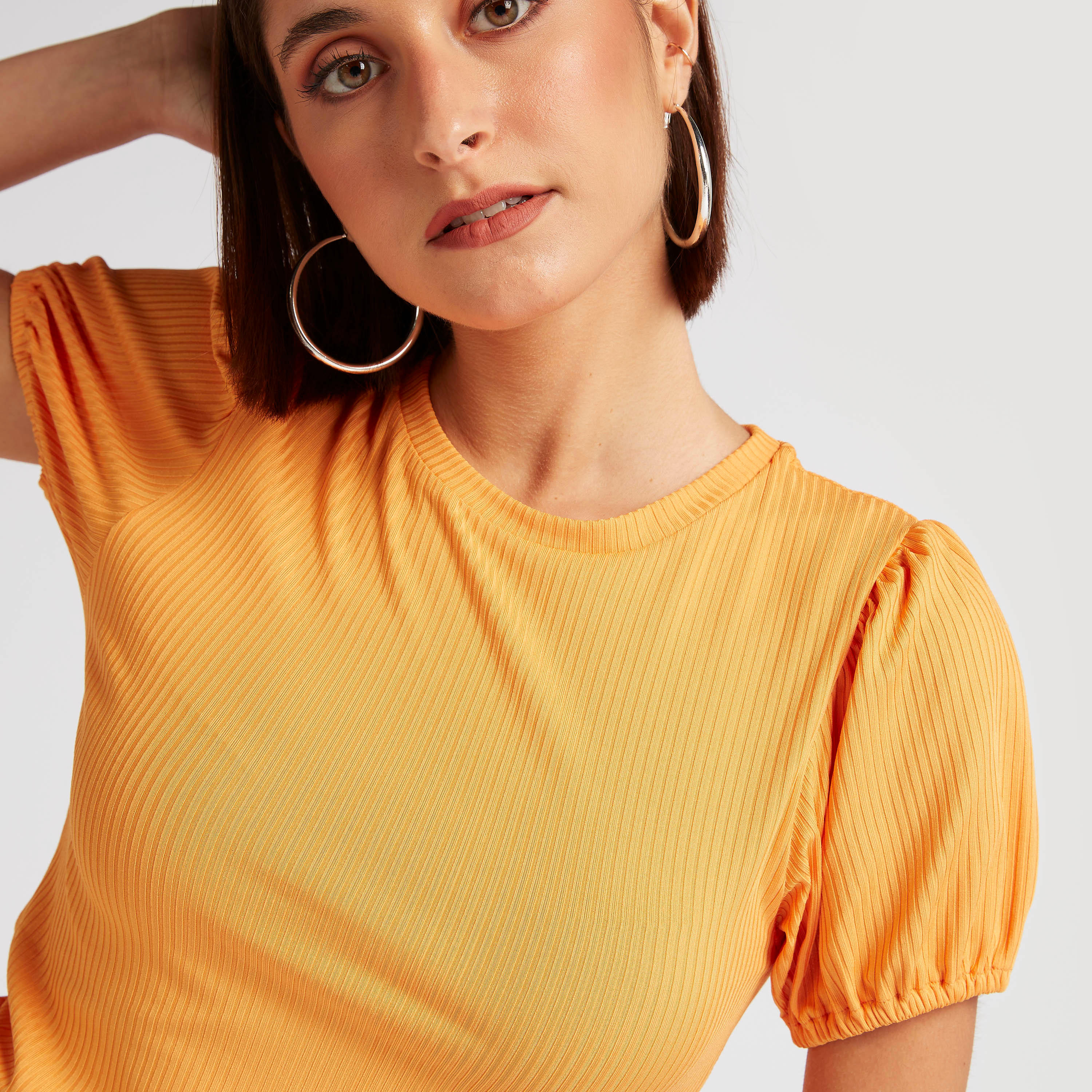 بلوزة مضلعة بياقة عالية وأكمام قصيرة-women-clothing-tshirts-image-3