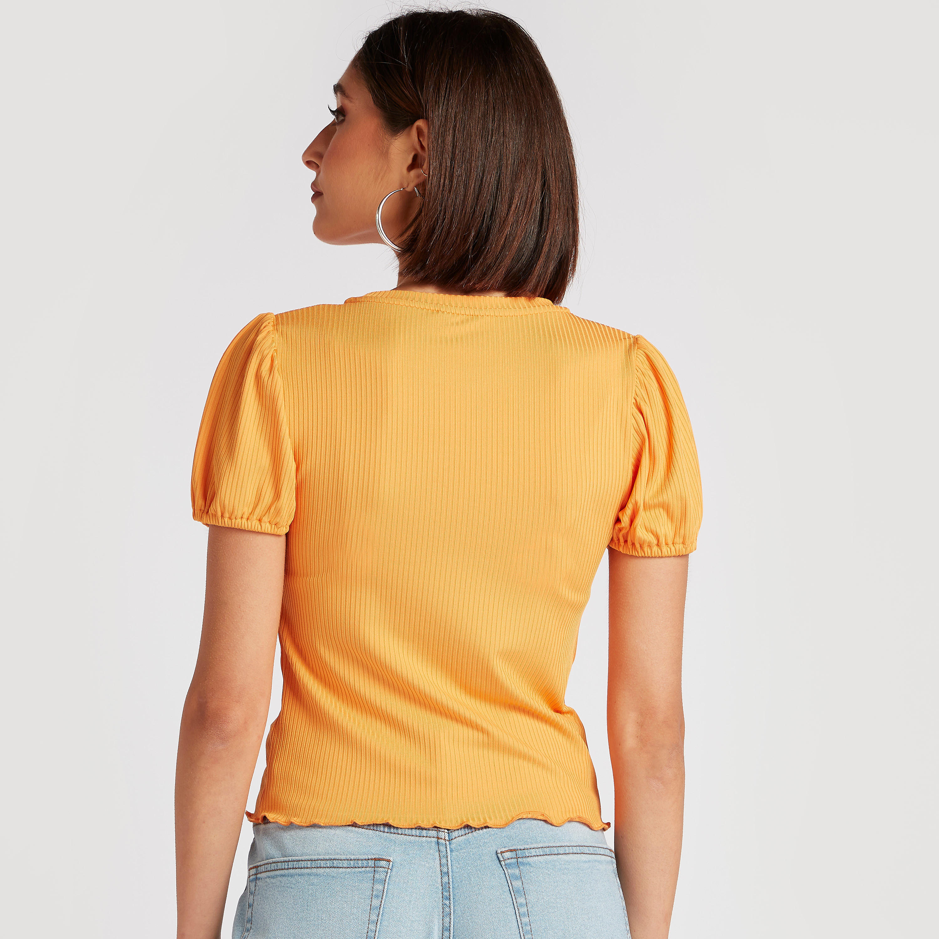 بلوزة مضلعة بياقة عالية وأكمام قصيرة-women-clothing-tshirts-image-2