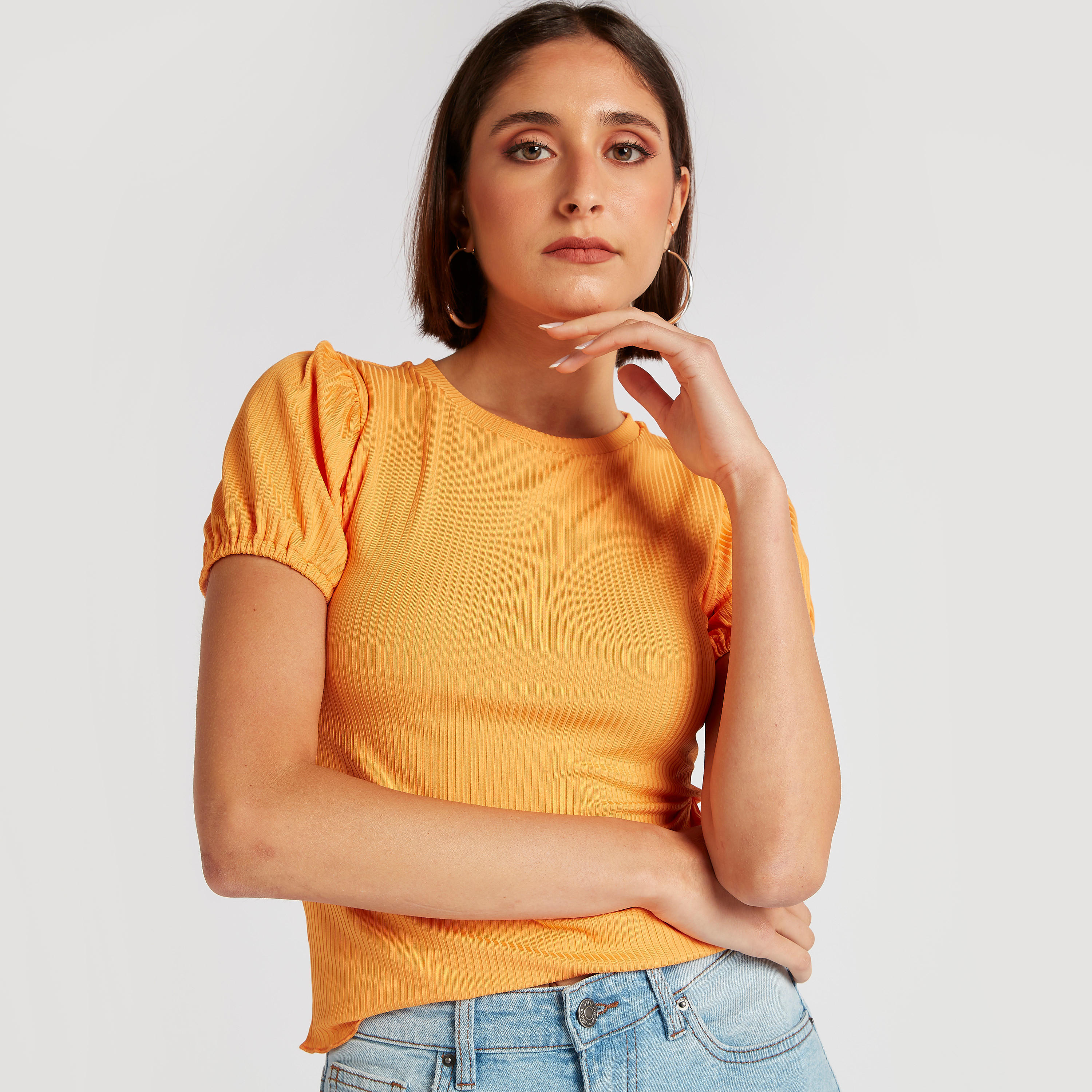 بلوزة مضلعة بياقة عالية وأكمام قصيرة-women-clothing-tshirts-image-1
