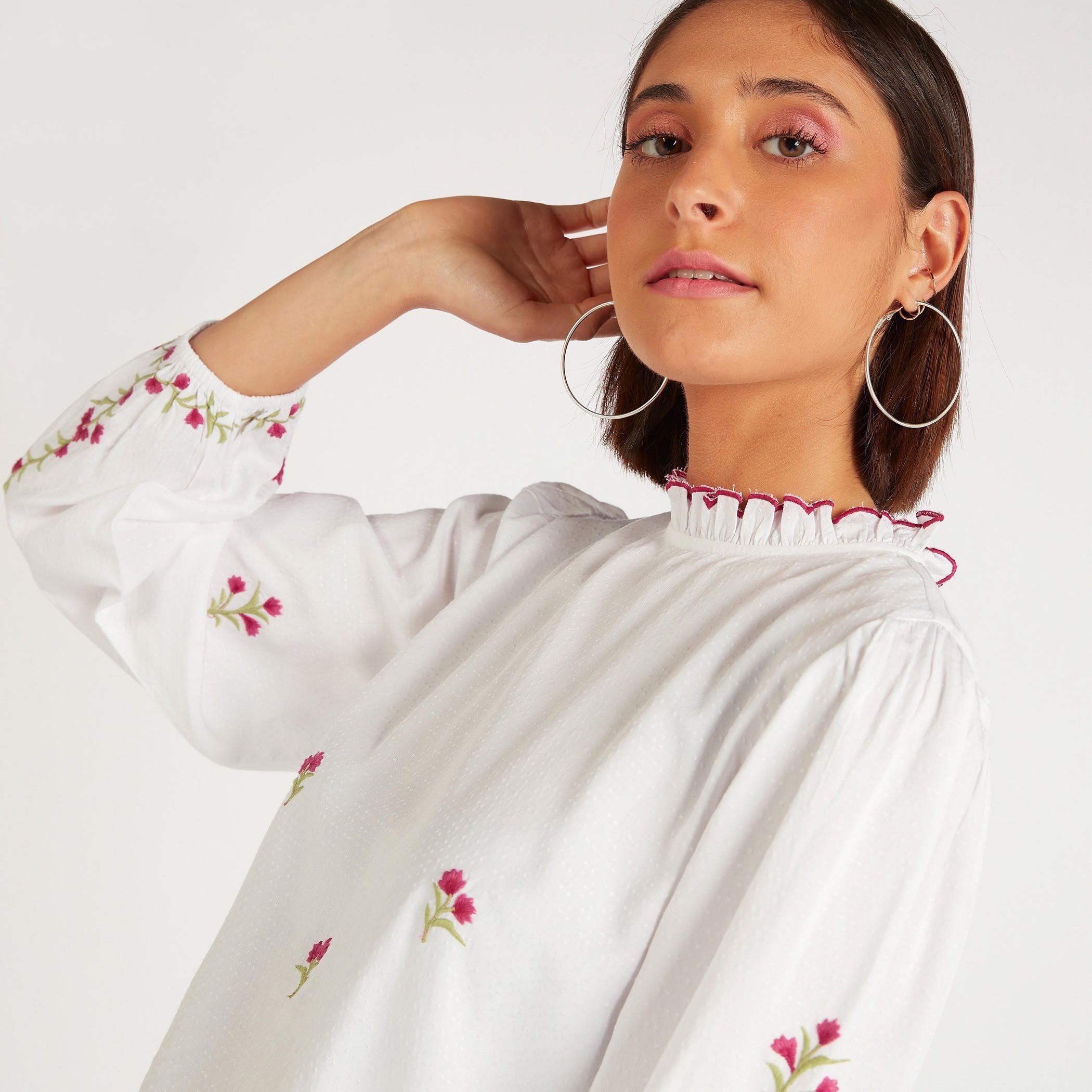 بلوزة مطرزة بياقة كشكش وأكمام طويلة-women-clothing-shirtsandblouses-blouses-image-7