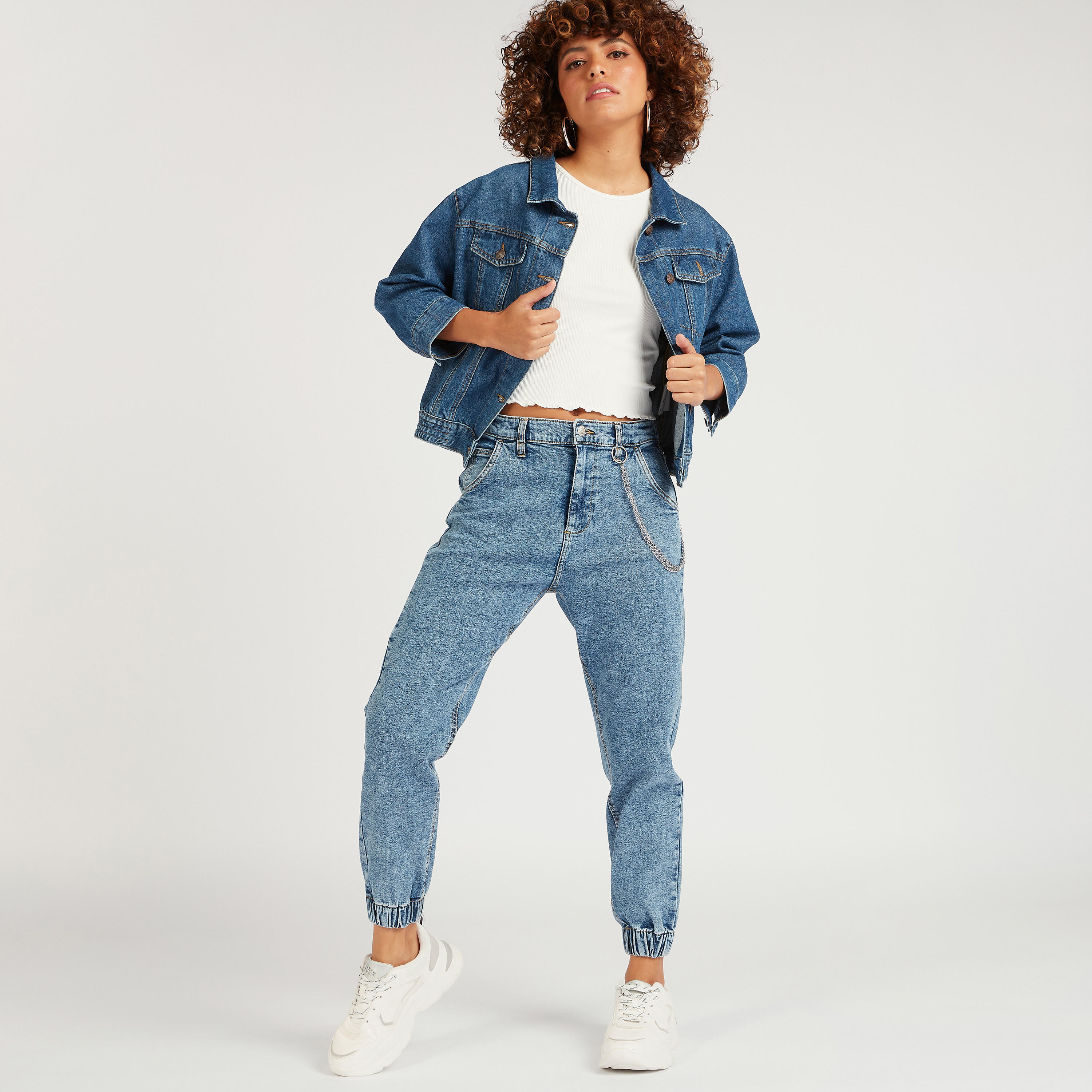 بنطلون رياضي دنيم سادة بخصر مرتفع وزينة سلسلة-women-clothing-bottoms-joggers-image-2