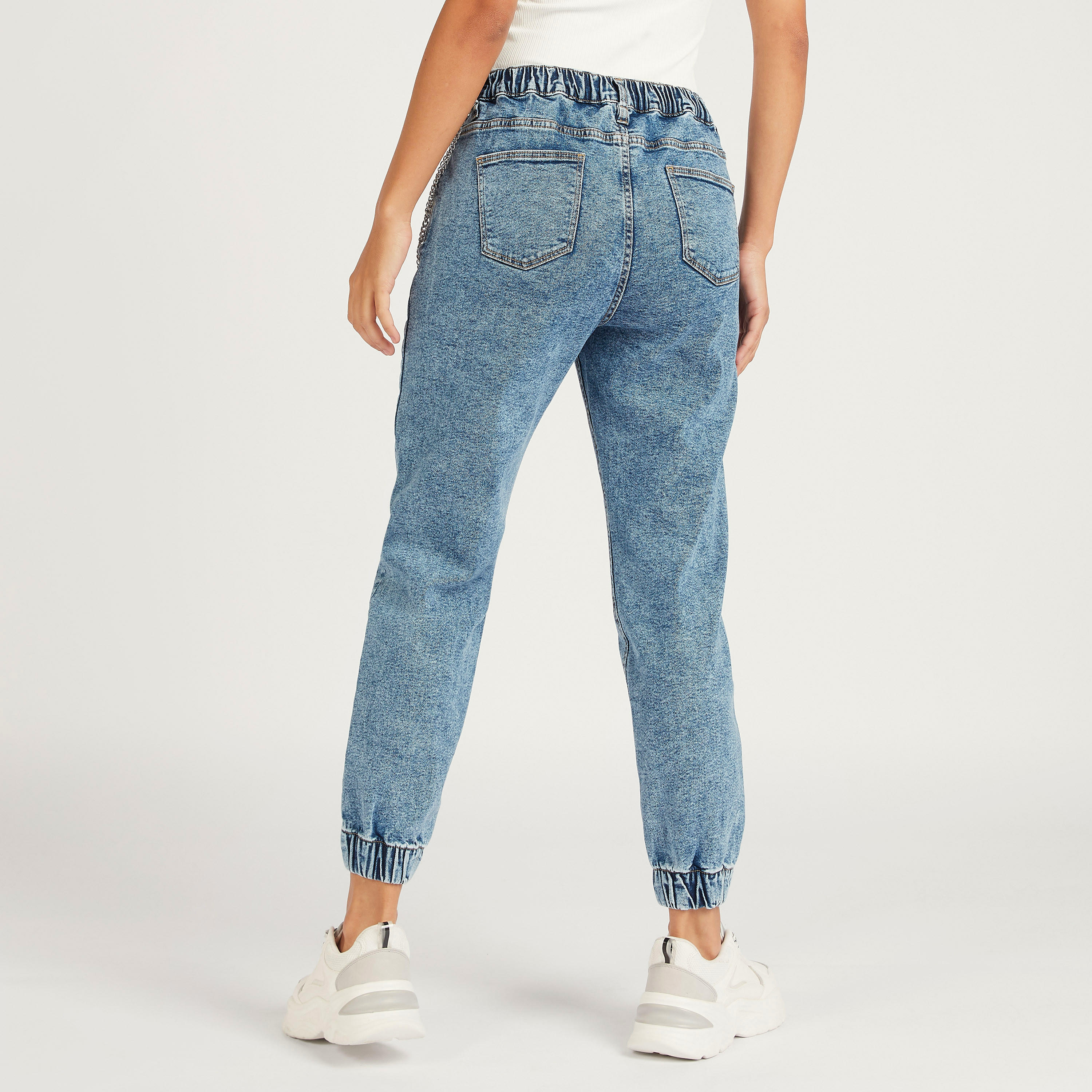 بنطلون رياضي دنيم سادة بخصر مرتفع وزينة سلسلة-women-clothing-bottoms-joggers-image-4