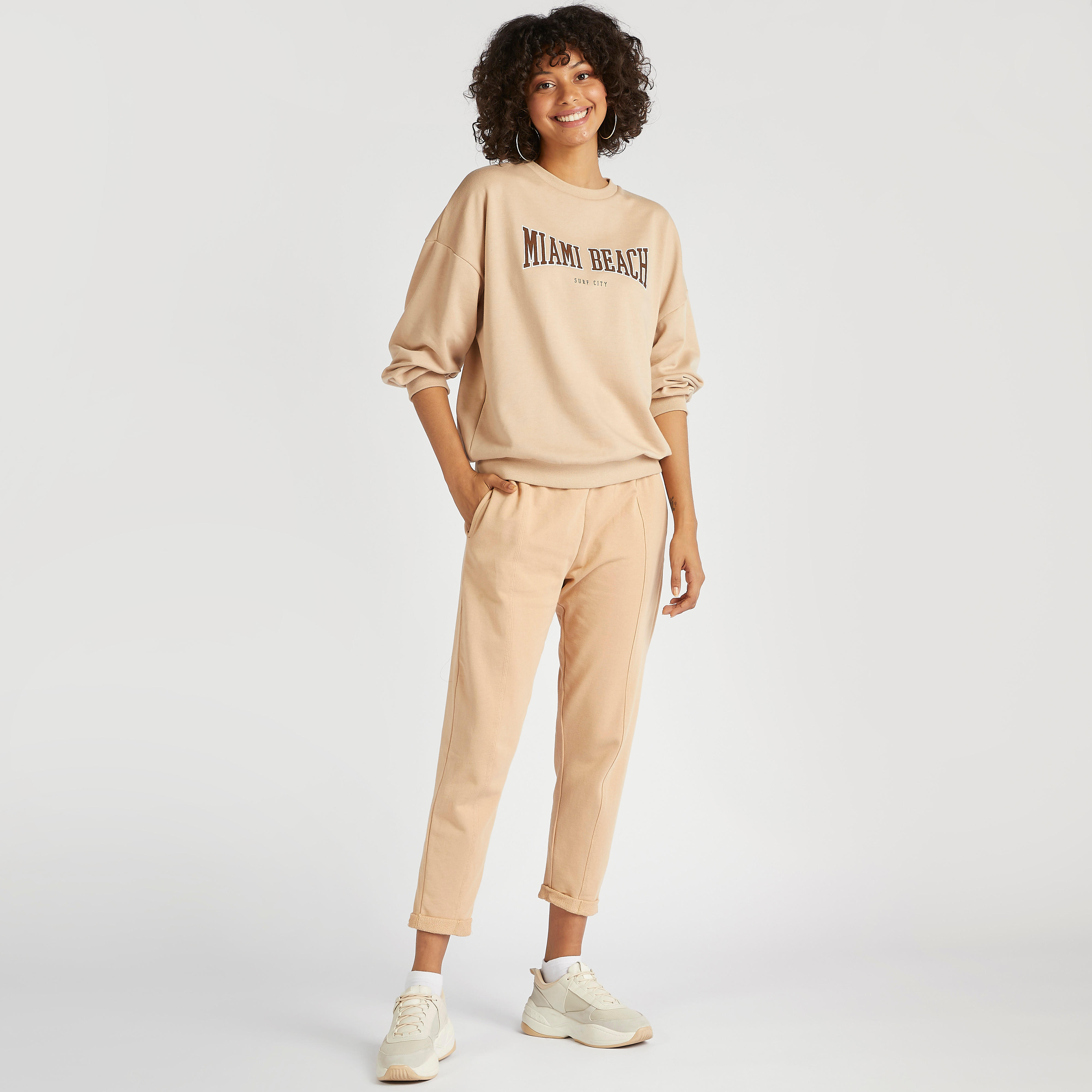 بنطلون رياضي سادة بخصر متوسّط الارتفاع ورباط إغلاق وجيوب-women-clothing-bottoms-joggers-image-4