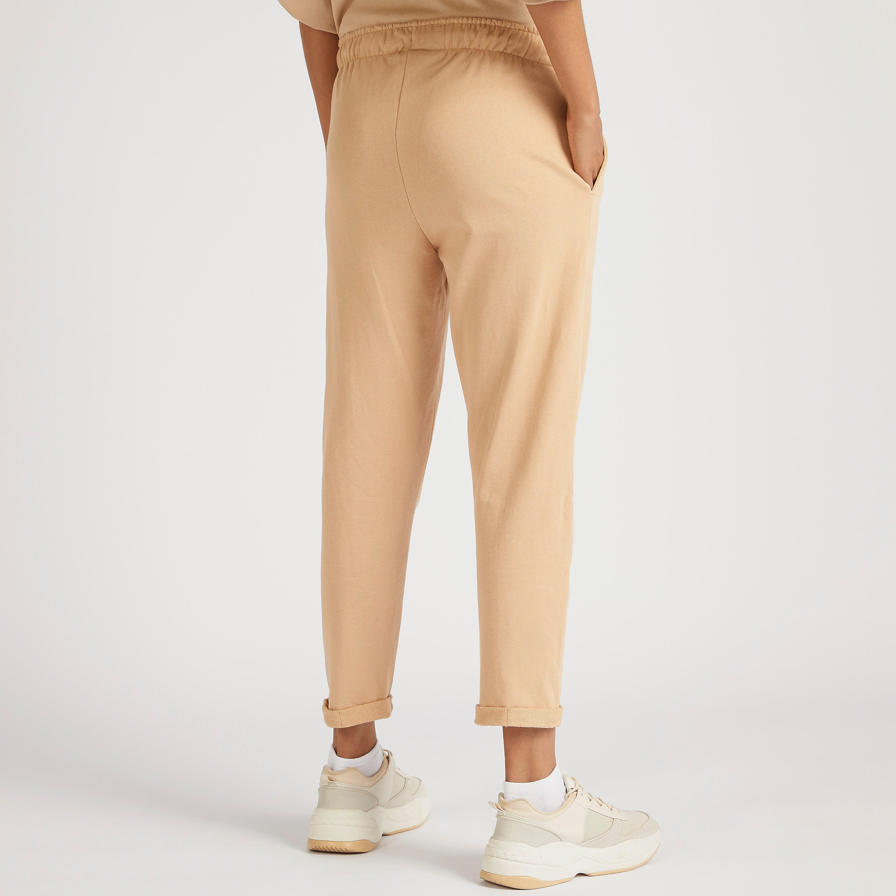 بنطلون رياضي سادة بخصر متوسّط الارتفاع ورباط إغلاق وجيوب-women-clothing-bottoms-joggers-image-2