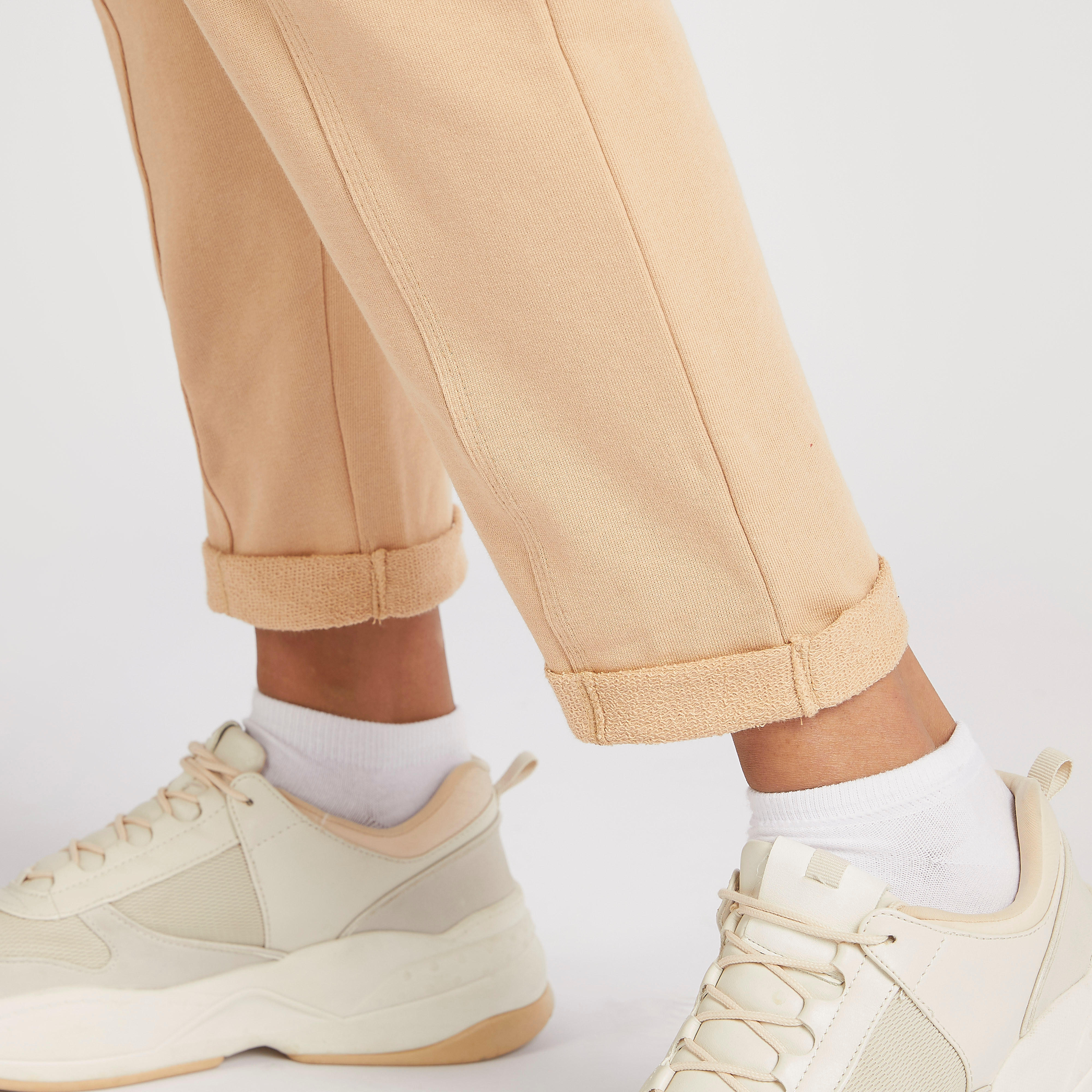 بنطلون رياضي سادة بخصر متوسّط الارتفاع ورباط إغلاق وجيوب-women-clothing-bottoms-joggers-image-1