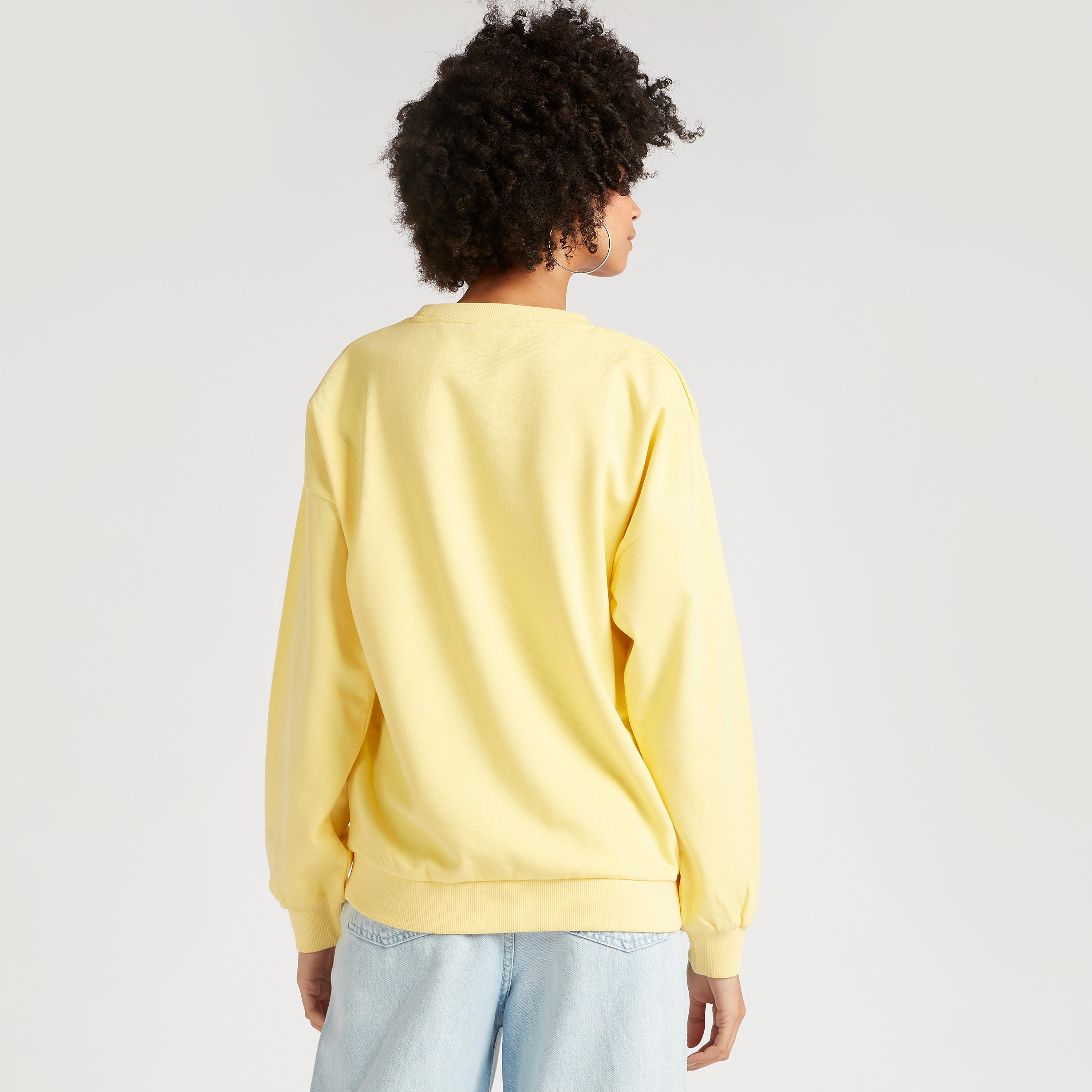سويت شيرت واسع بياقة ضيّقة وأكمام طويلة وطبعات-women-winterwear-hoodiesandsweatshirts-sweatshirts-image-4