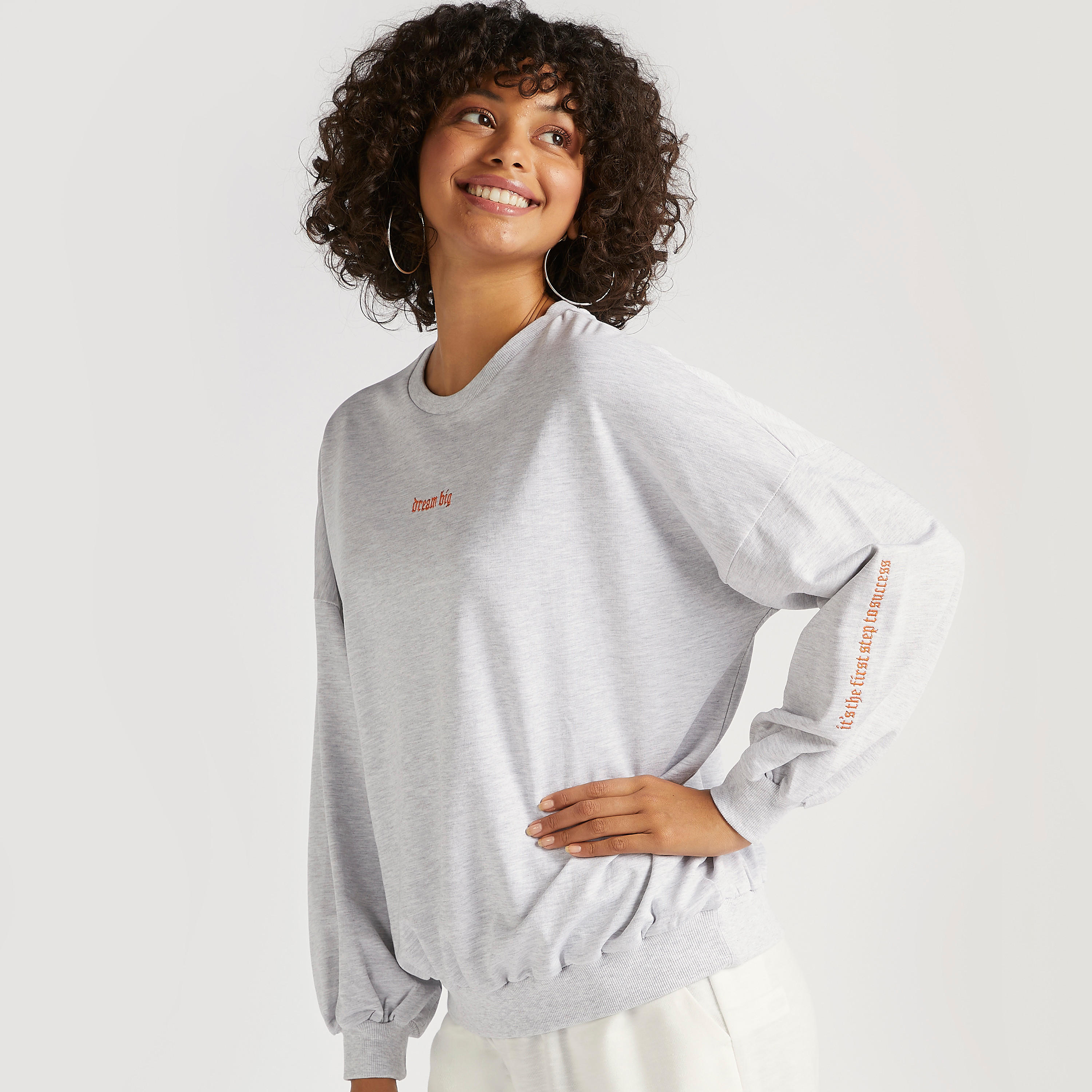 سويت شيرت مطرّز بياقة ضيّقة وأكمام طويلة-women-winterwear-hoodiesandsweatshirts-sweatshirts-image-1