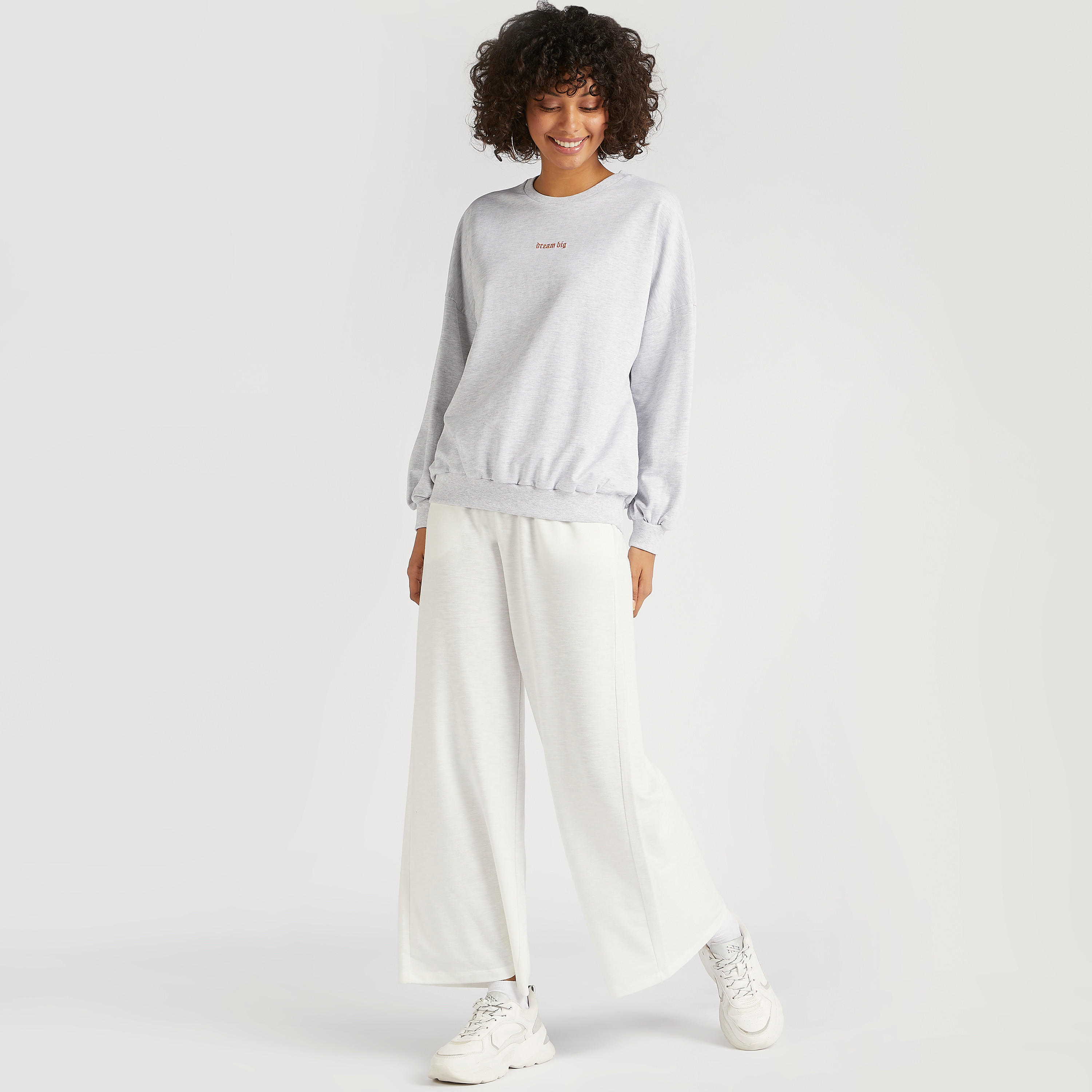 سويت شيرت مطرّز بياقة ضيّقة وأكمام طويلة-women-winterwear-hoodiesandsweatshirts-sweatshirts-image-2