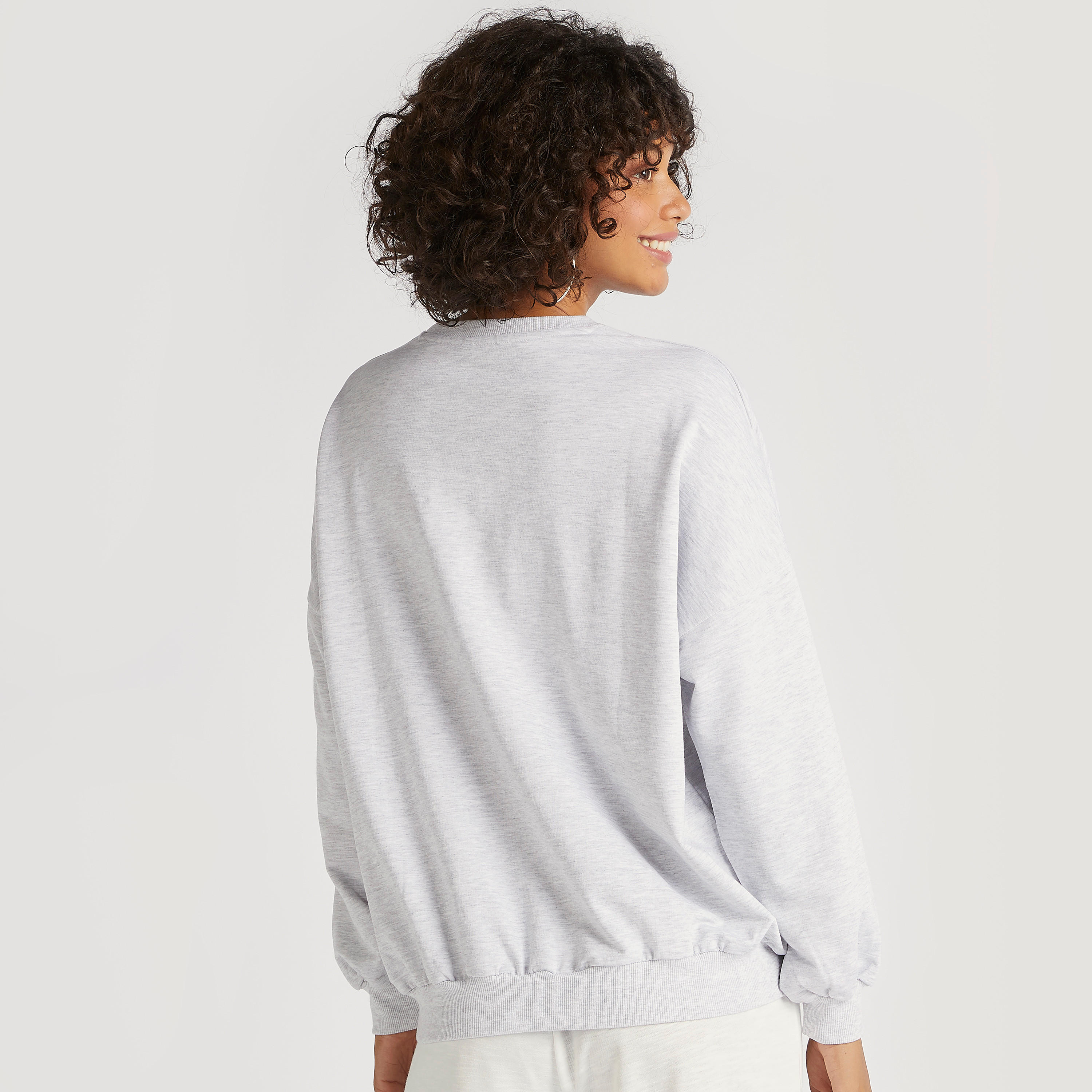 سويت شيرت مطرّز بياقة ضيّقة وأكمام طويلة-women-winterwear-hoodiesandsweatshirts-sweatshirts-image-4