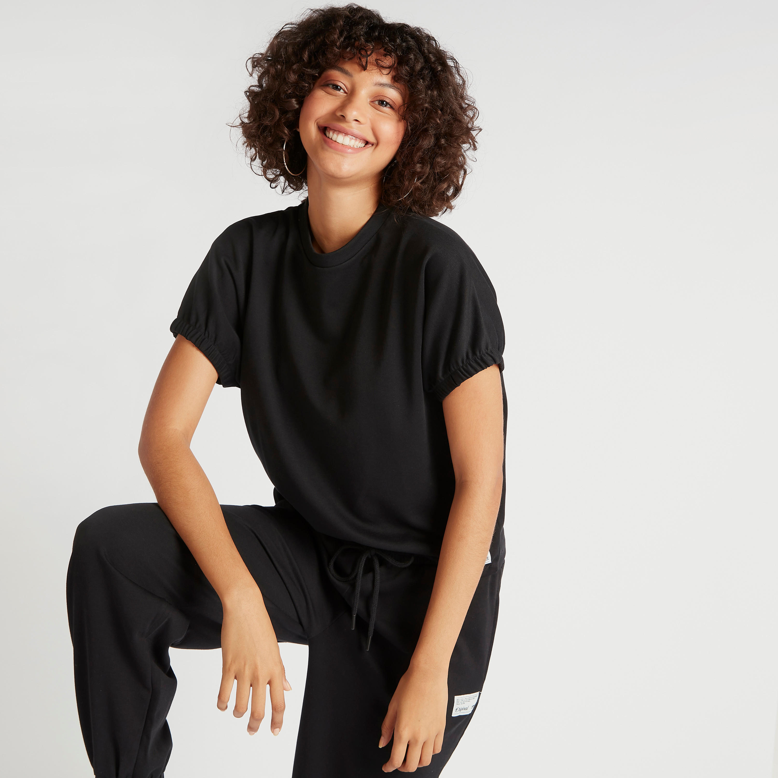 تيشيرت سادة بياقة ضيّقة وأكمام بأطراف مطاطيّة-women-clothing-tshirts-image-5