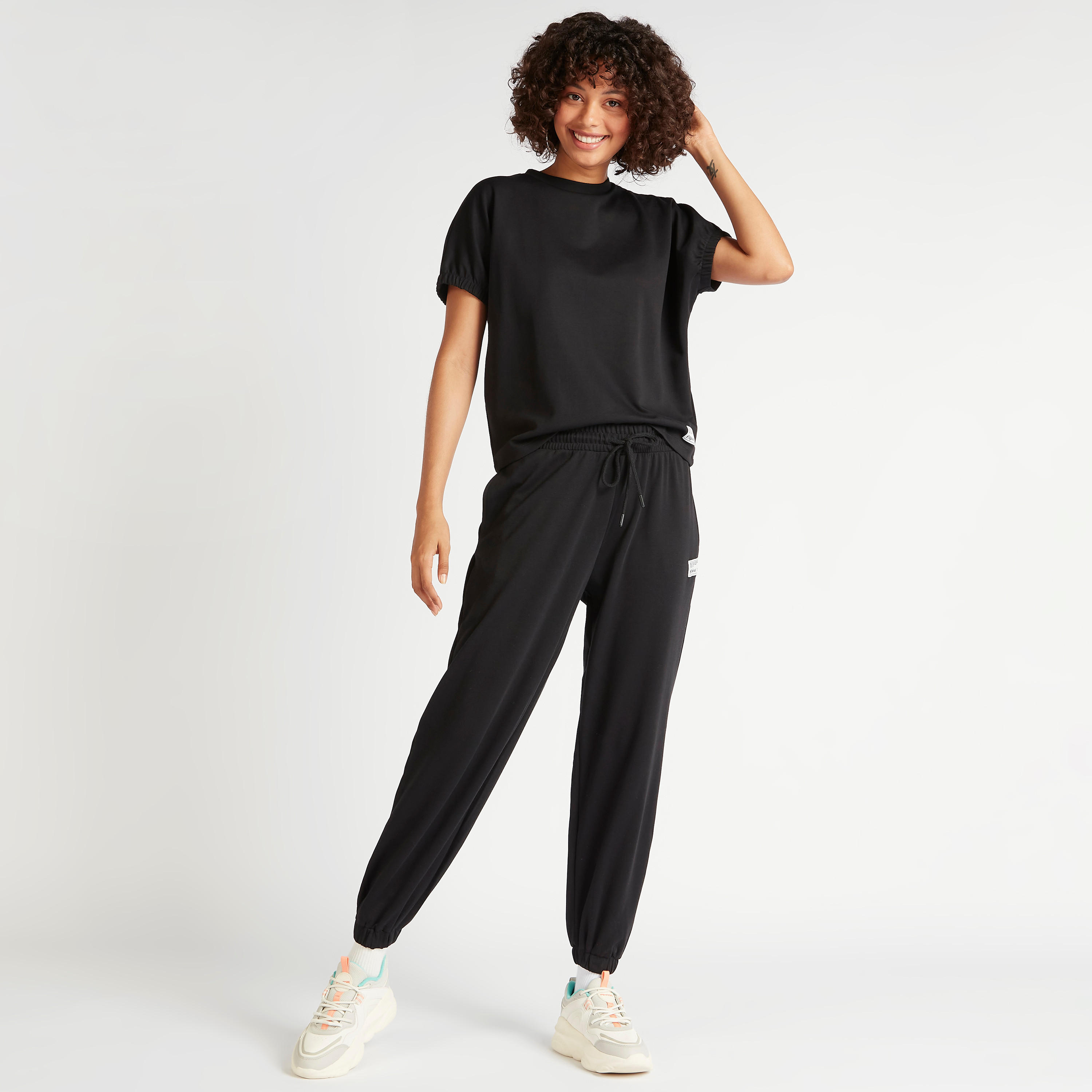تيشيرت سادة بياقة ضيّقة وأكمام بأطراف مطاطيّة-women-clothing-tshirts-image-4