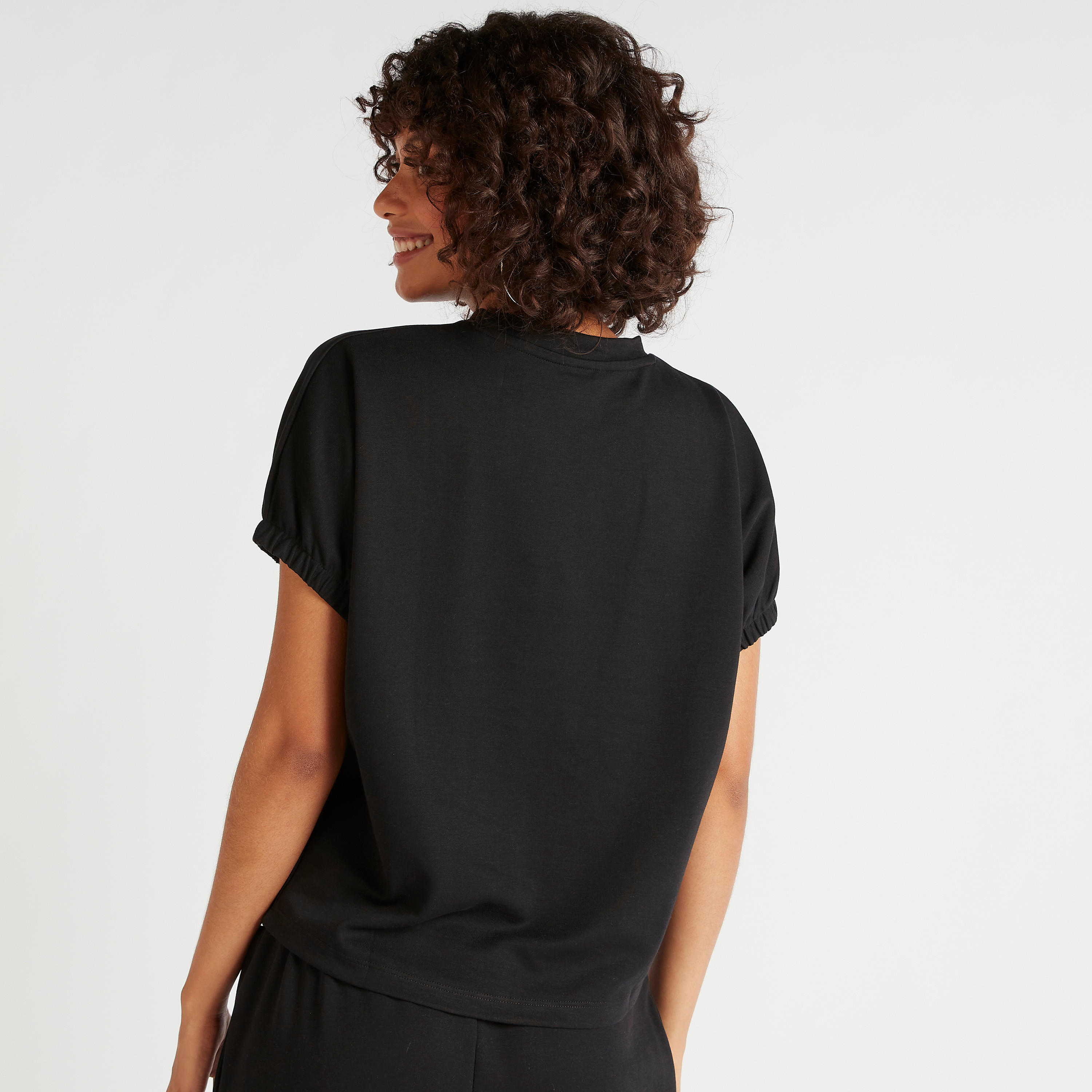 تيشيرت سادة بياقة ضيّقة وأكمام بأطراف مطاطيّة-women-clothing-tshirts-image-2
