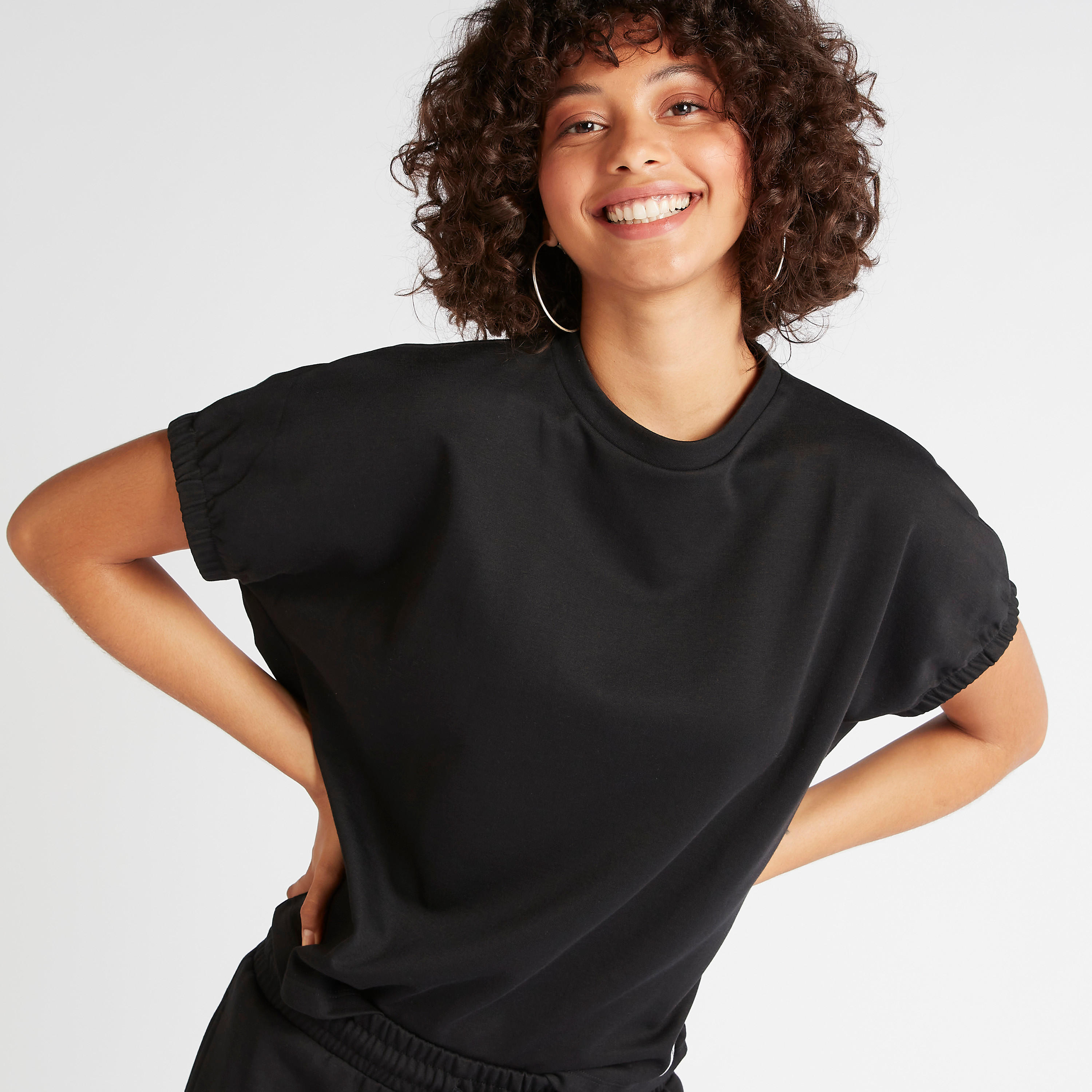 تيشيرت سادة بياقة ضيّقة وأكمام بأطراف مطاطيّة-women-clothing-tshirts-image-1