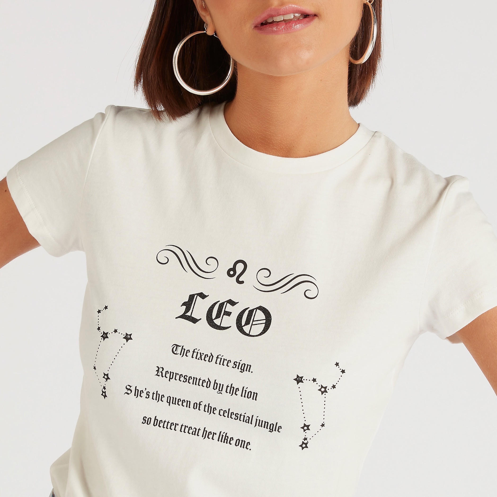 تيشيرت بياقة ضيّقة وأكمام كاب وطبعات أبراج فلكية-women-clothing-tshirts-image-3