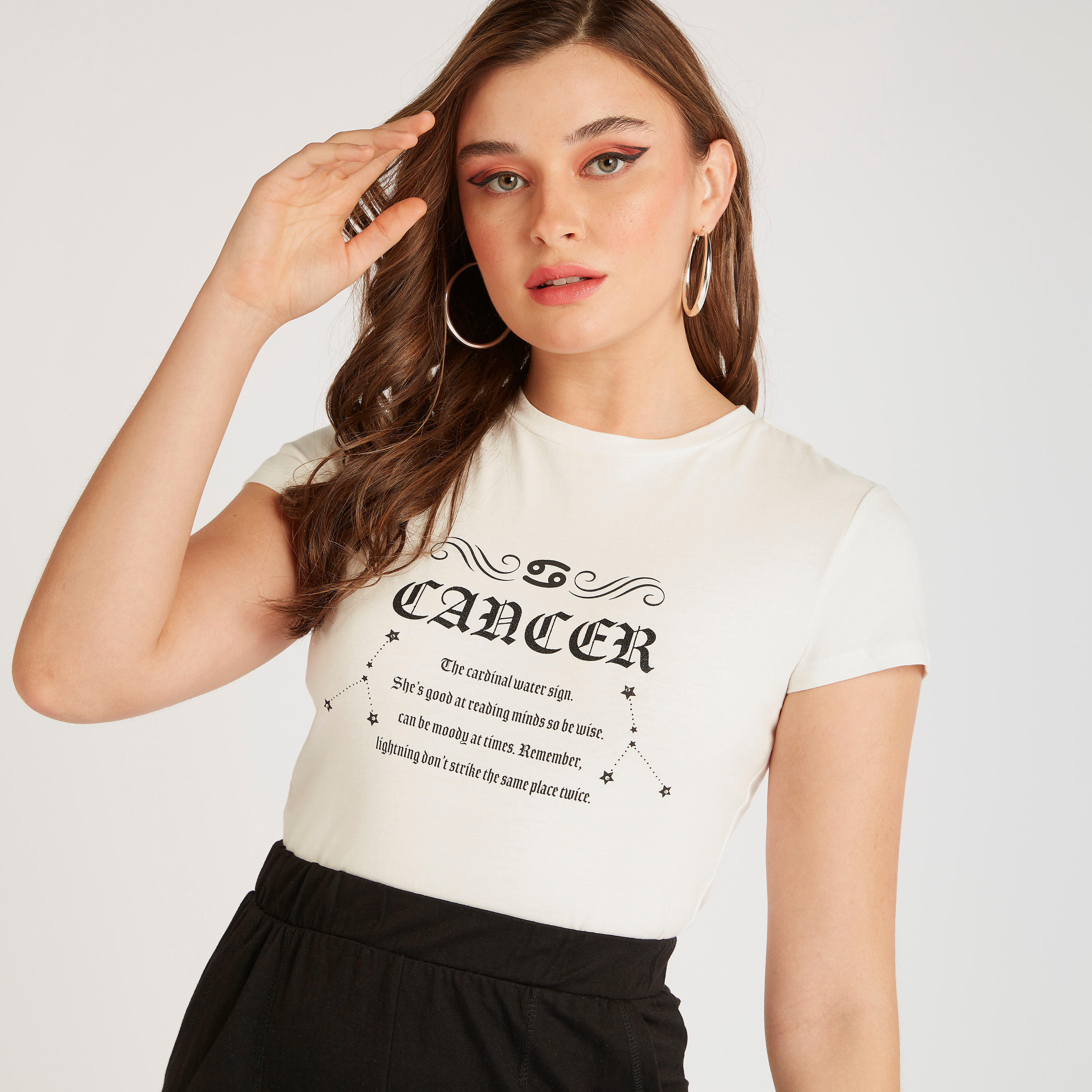 تيشيرت بياقة ضيّقة وأكمام كاب وطبعات أبراج فلكية-women-clothing-tshirts-image-1