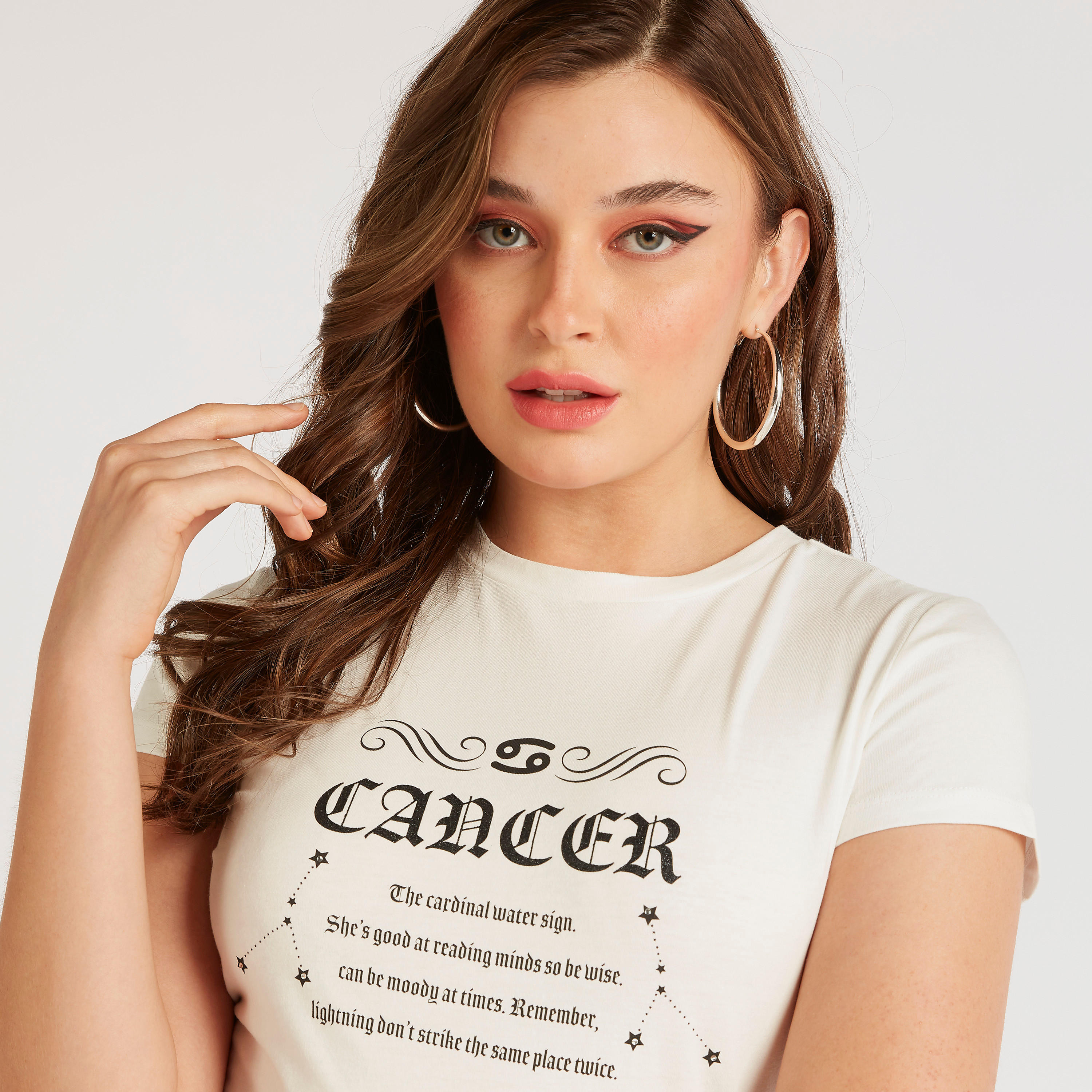 تيشيرت بياقة ضيّقة وأكمام كاب وطبعات أبراج فلكية-women-clothing-tshirts-image-3