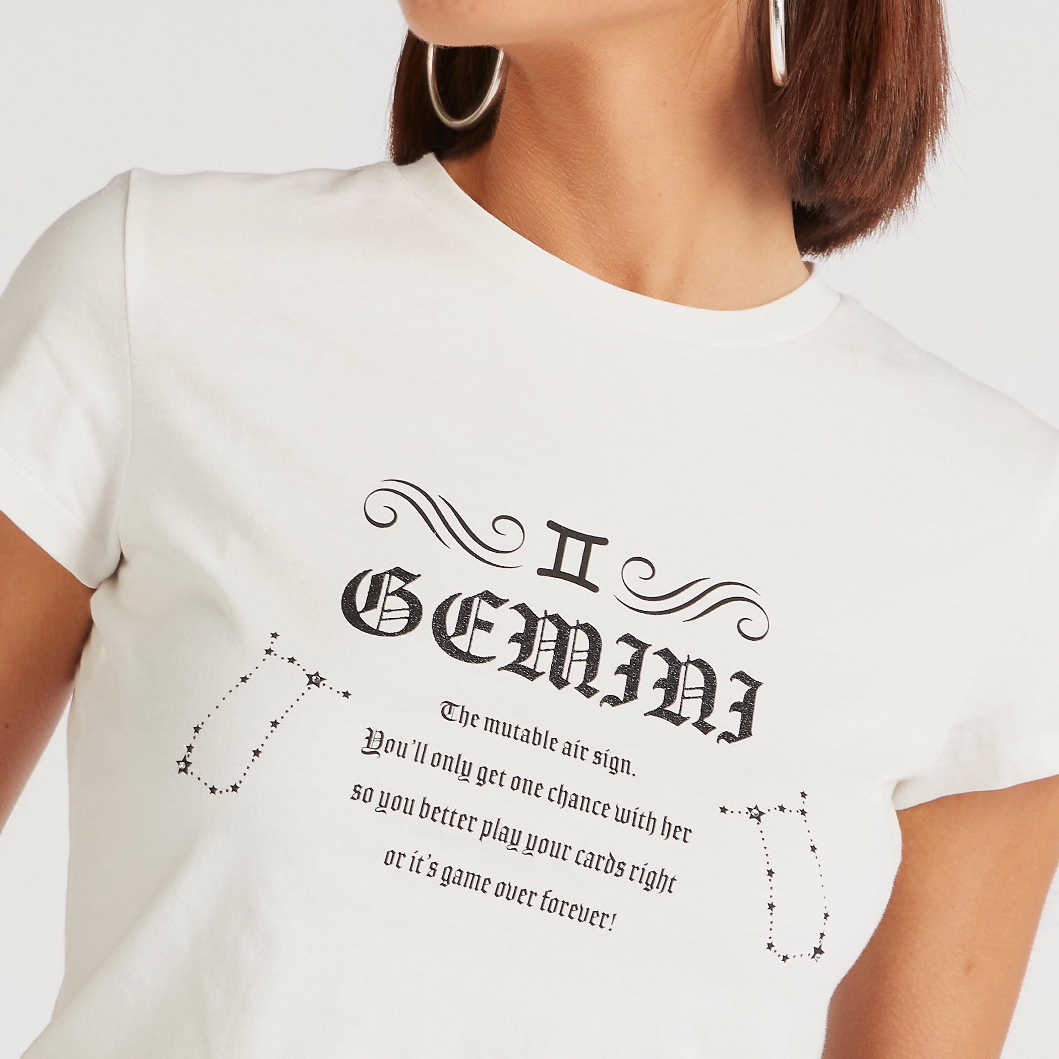 تيشيرت بياقة ضيّقة وأكمام كاب وطبعات أبراج فلكية-women-clothing-tshirts-image-3