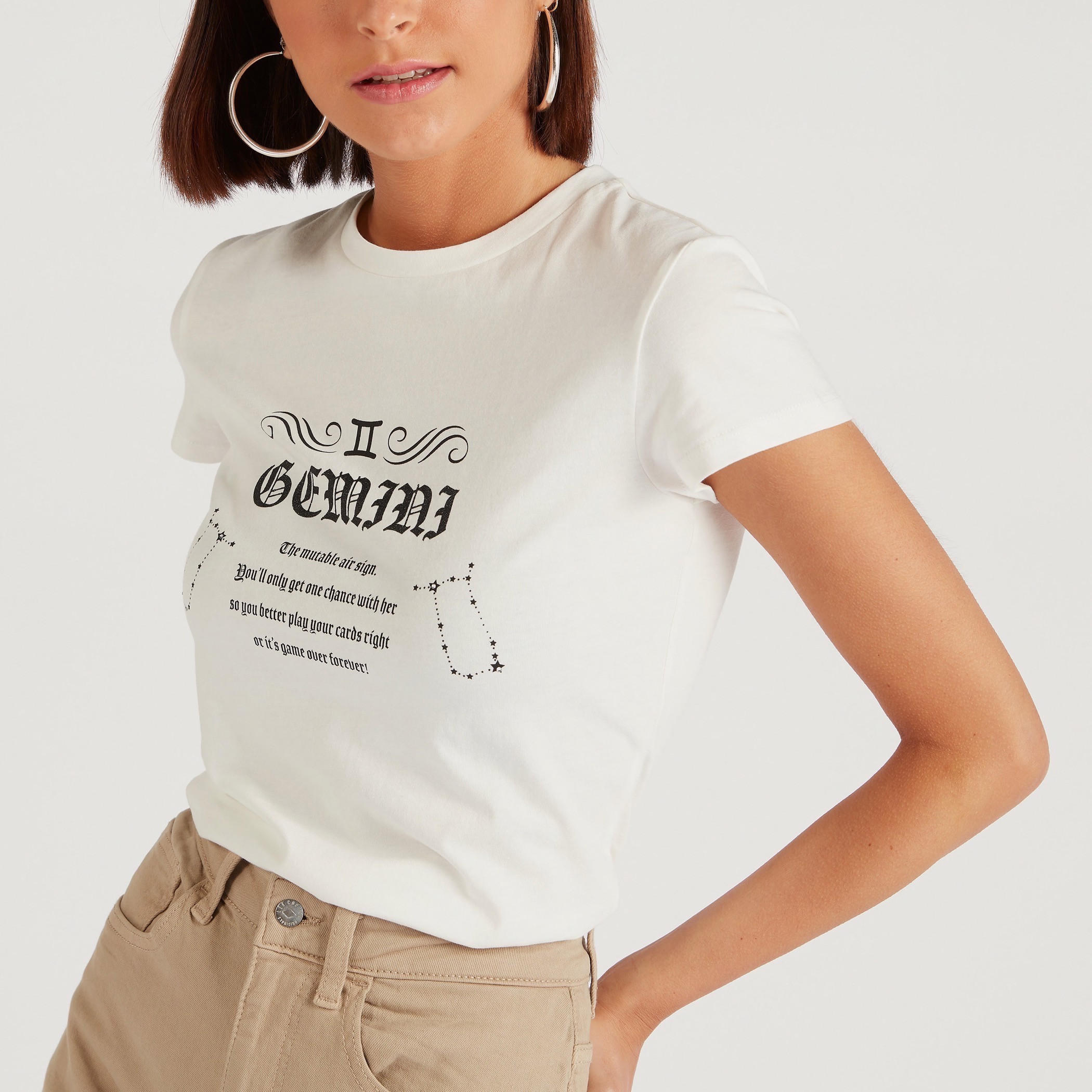 تيشيرت بياقة ضيّقة وأكمام كاب وطبعات أبراج فلكية-women-clothing-tshirts-image-5