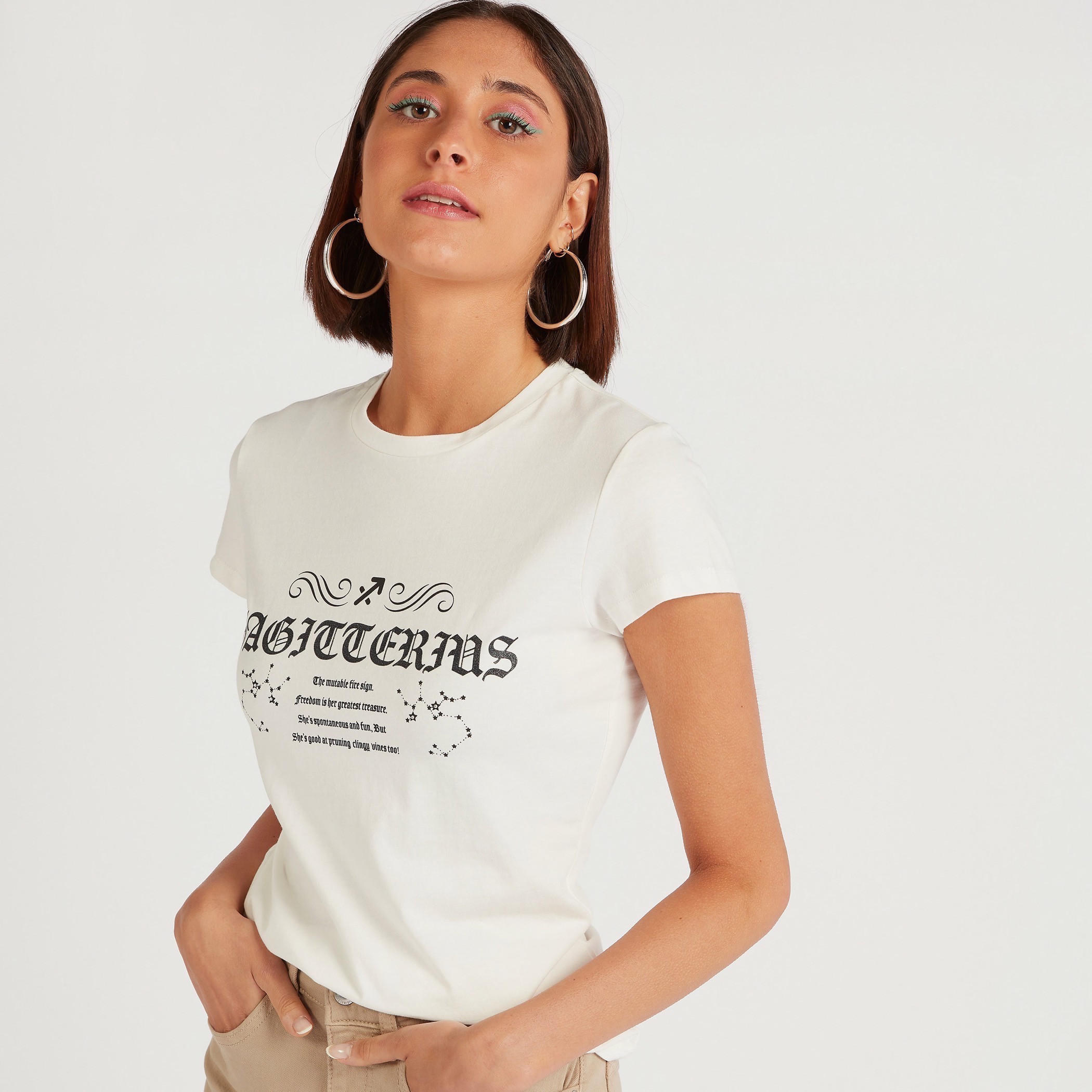 تيشيرت بياقة ضيّقة وأكمام كاب وطبعات زودياك-women-clothing-tshirts-image-1