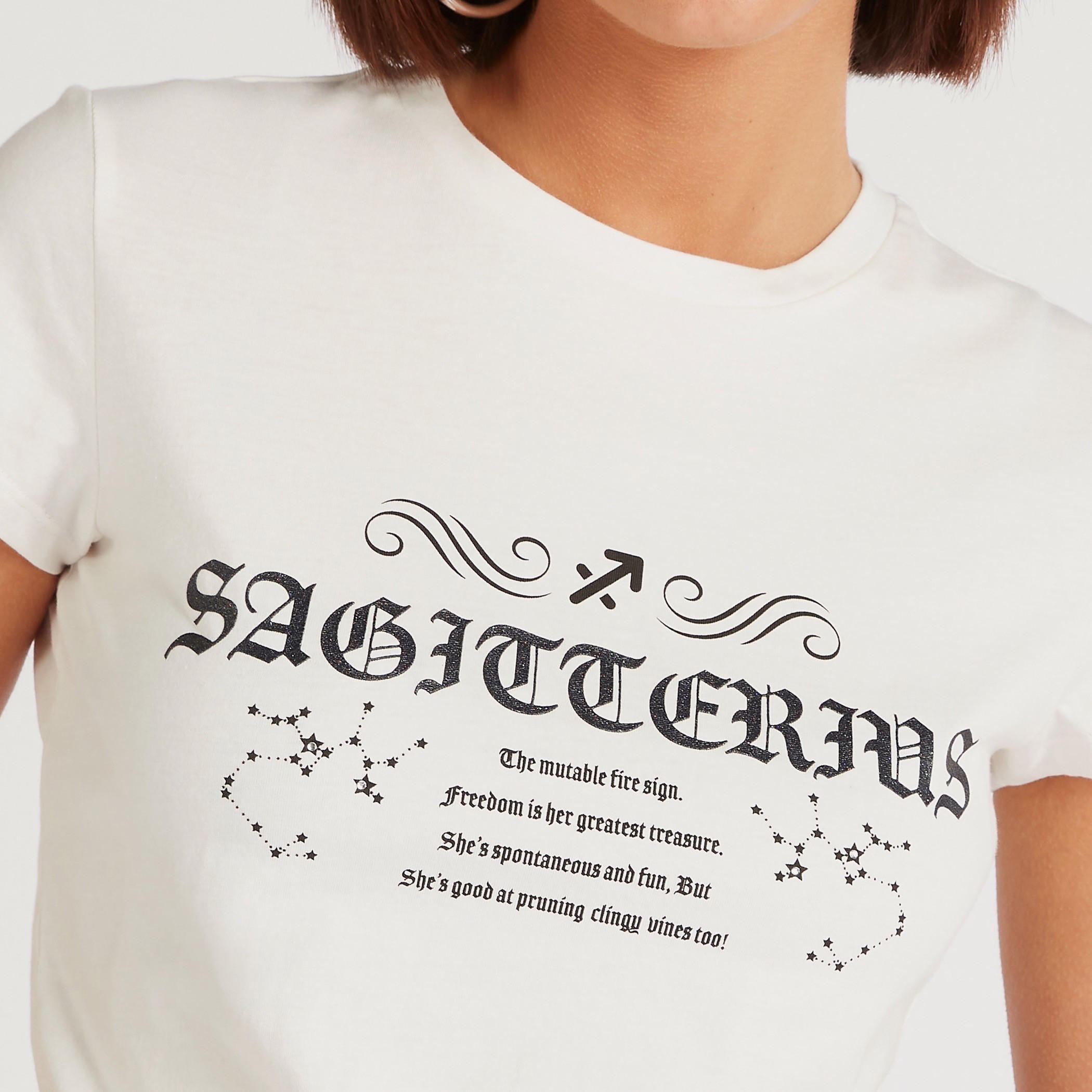 تيشيرت بياقة ضيّقة وأكمام كاب وطبعات زودياك-women-clothing-tshirts-image-3