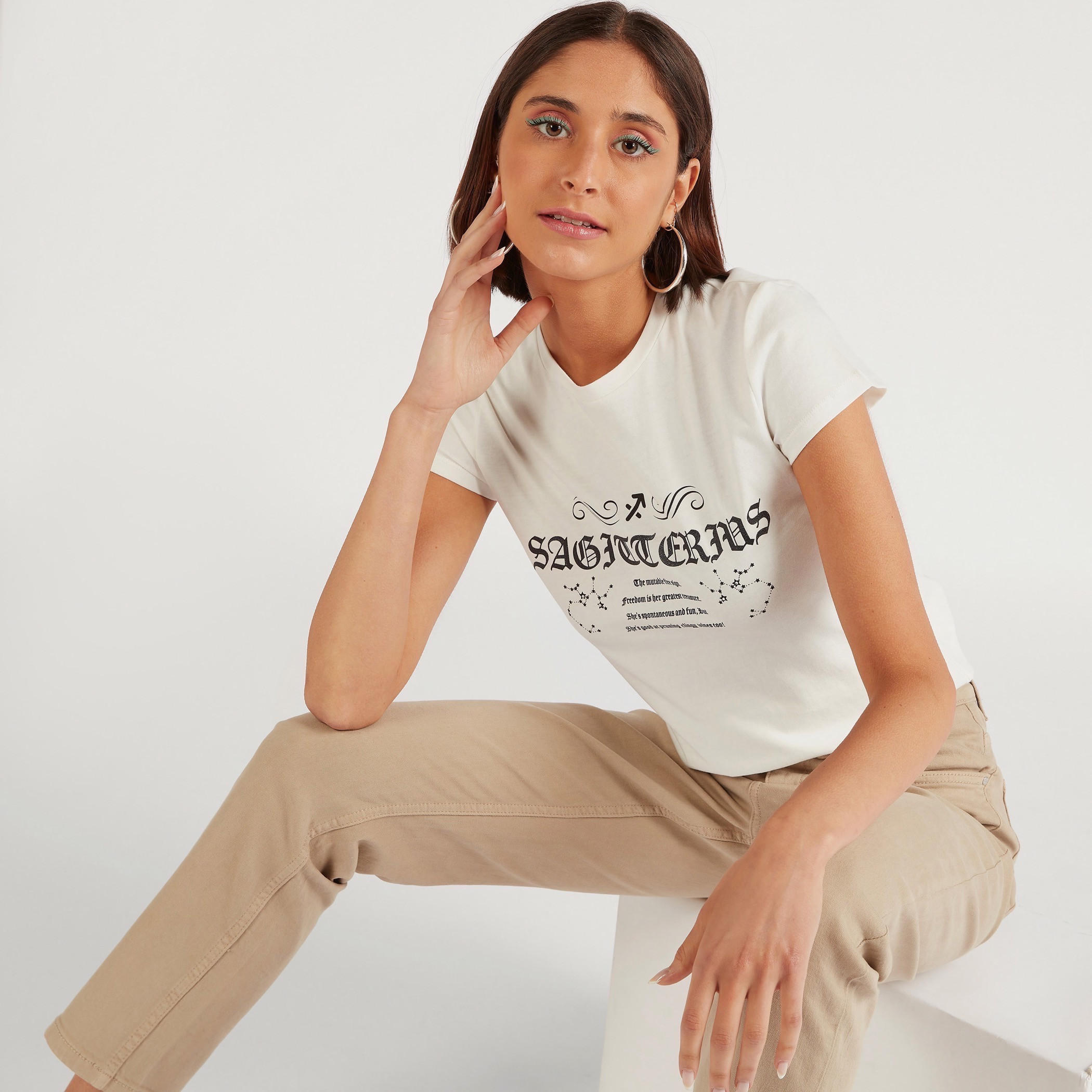 تيشيرت بياقة ضيّقة وأكمام كاب وطبعات زودياك-women-clothing-tshirts-image-6