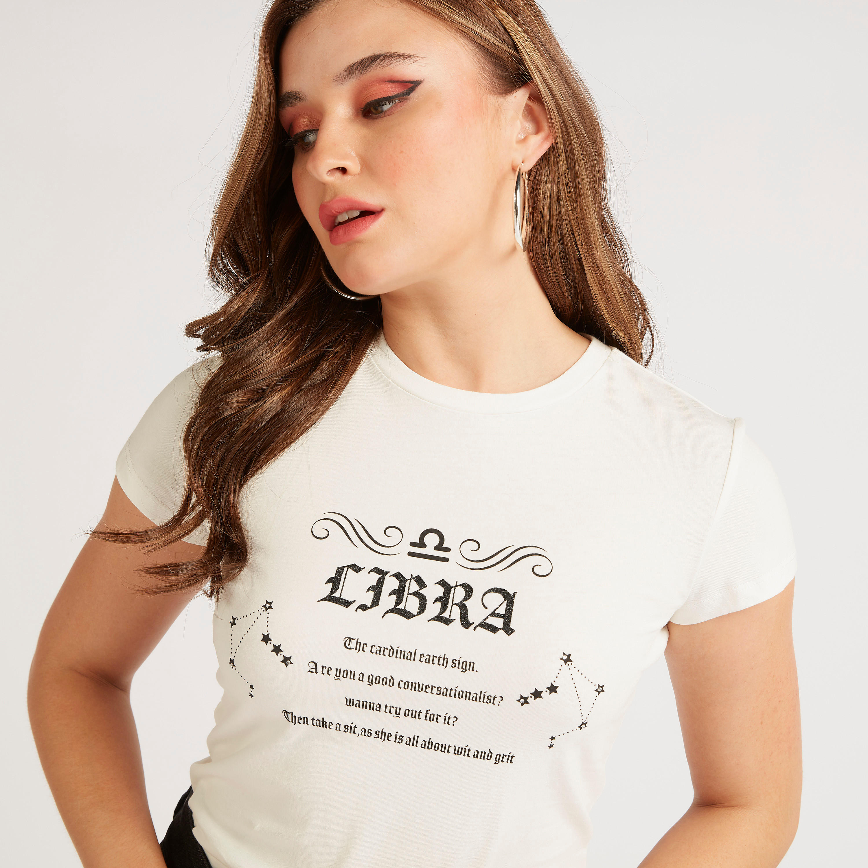 تيشيرت بياقة ضيّقة وأكمام كاب وطبعات زودياك-women-clothing-tshirts-image-5