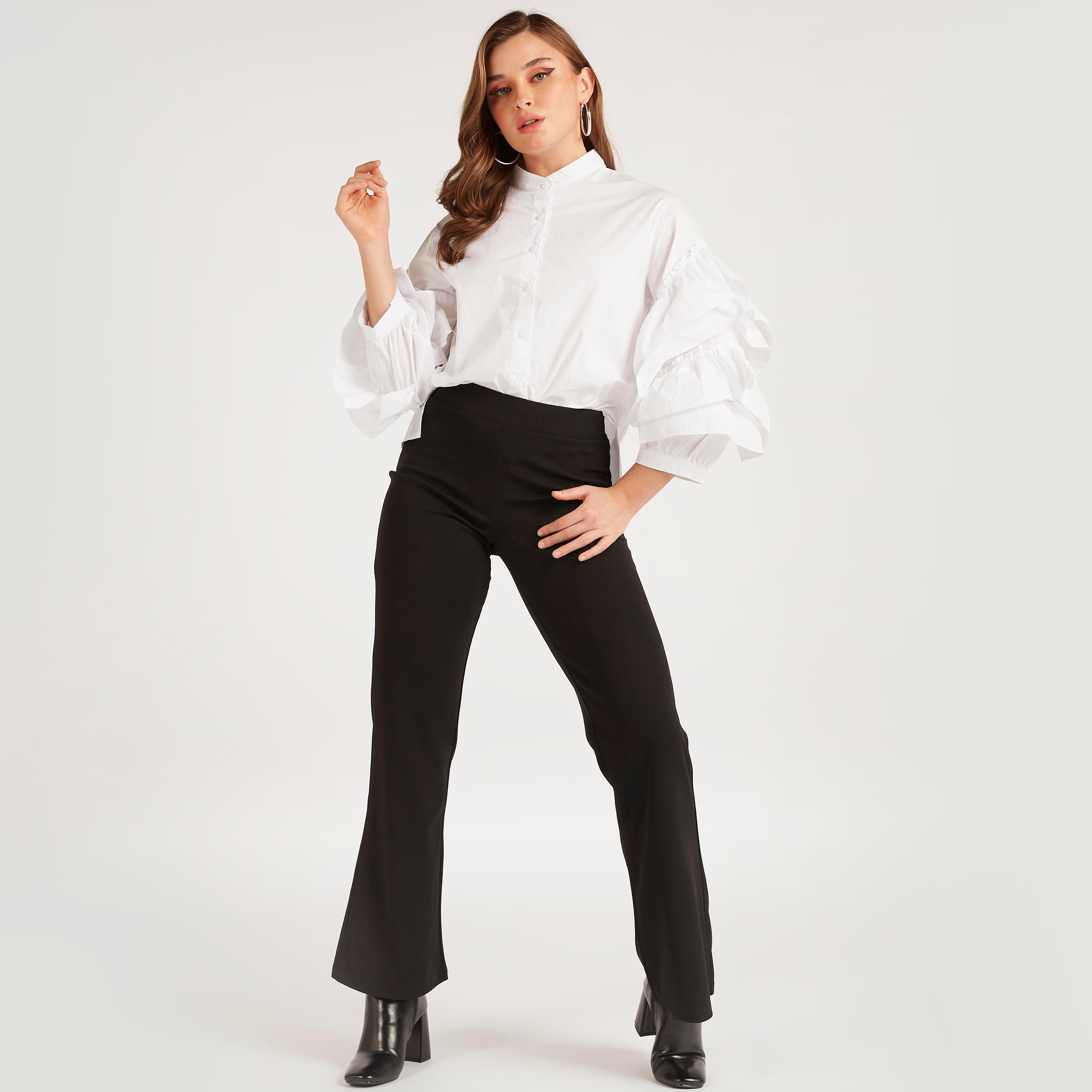 بنطلون جينز ضيّق سادة بقصّة البوت وخصر متوسط-women-clothing-bottoms-trousers-image-3