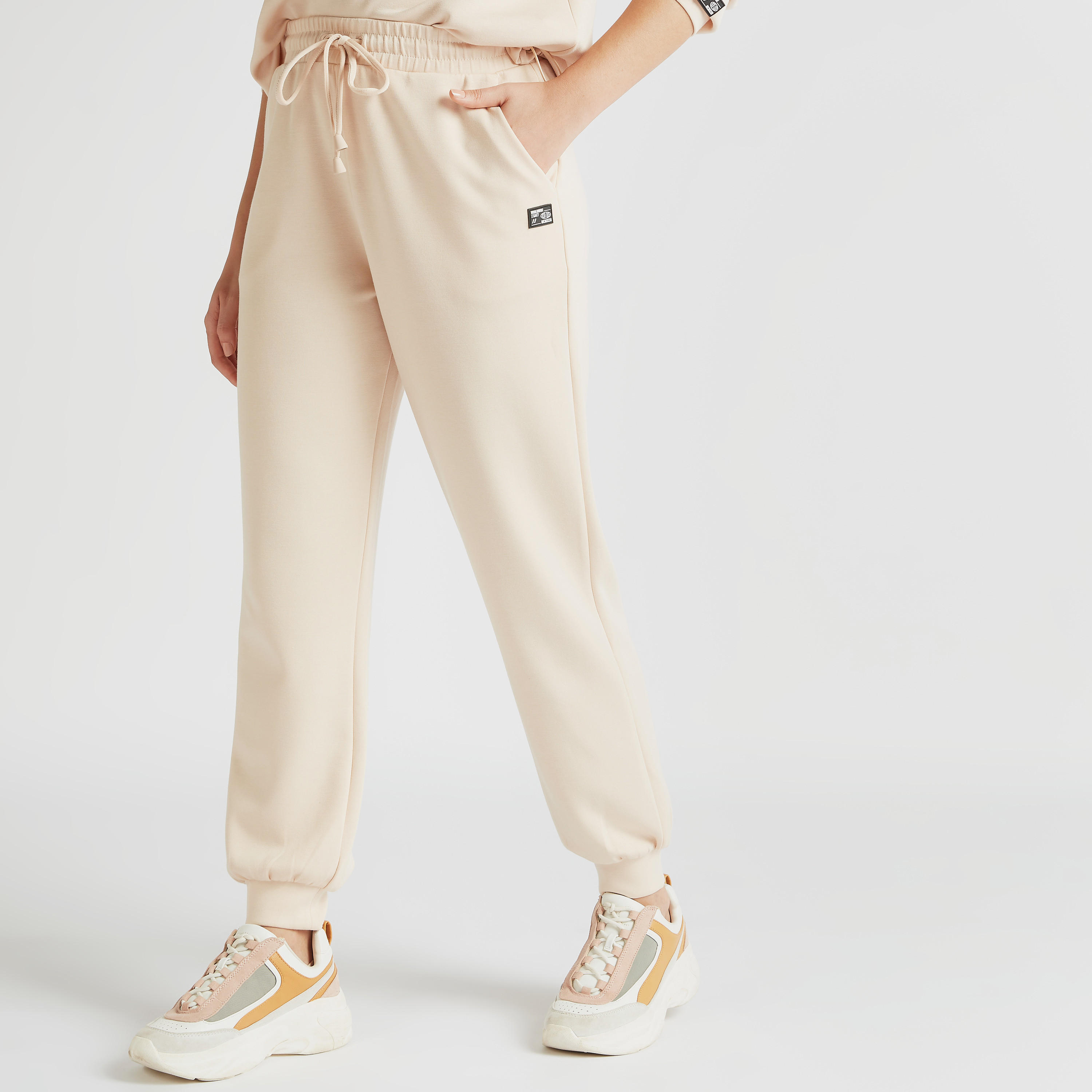 بنطلون رياضي سادة بخصر متوسّط الارتفاع ورباط وجيوب-women-clothing-bottoms-joggers-image-5