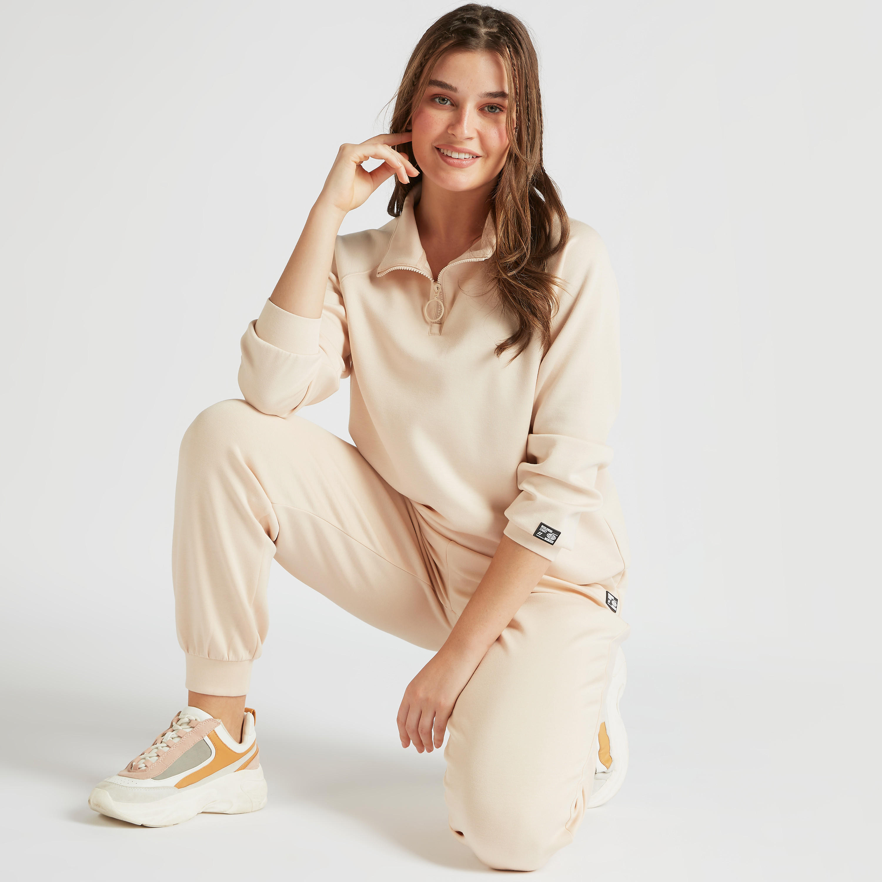 بنطلون رياضي سادة بخصر متوسّط الارتفاع ورباط وجيوب-women-clothing-bottoms-joggers-image-4