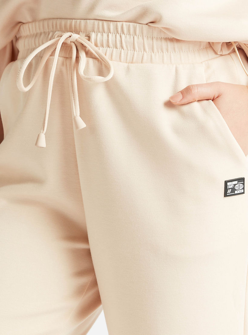 بنطلون رياضي سادة بخصر متوسّط الارتفاع ورباط وجيوب-women-clothing-bottoms-joggers-image-3