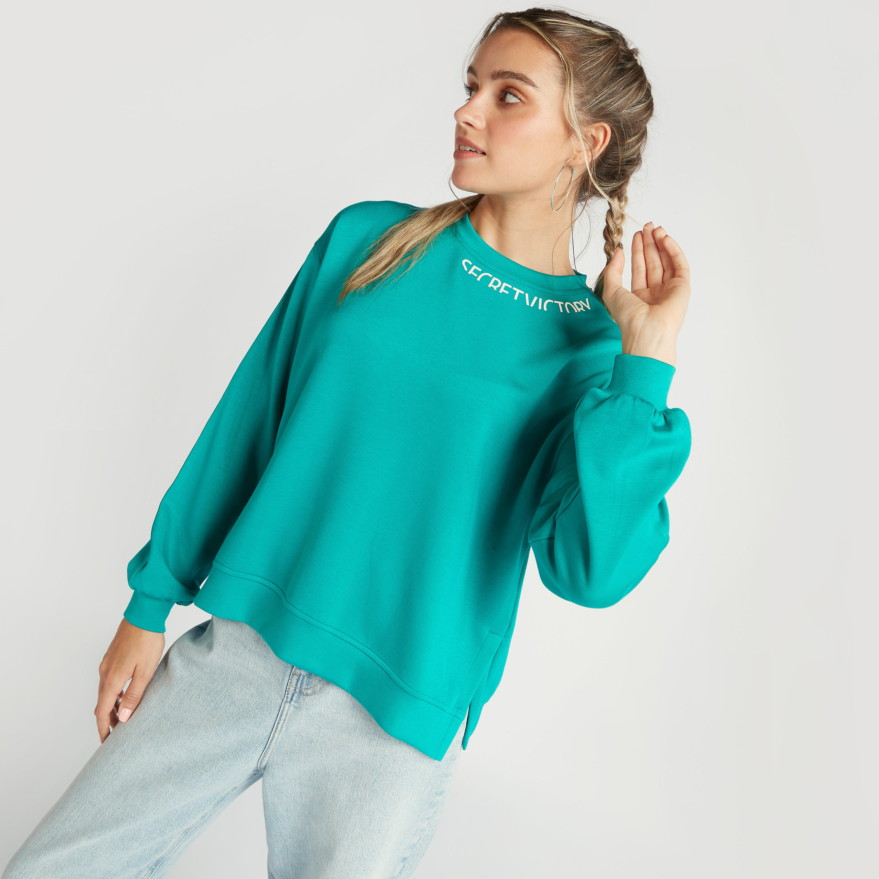 سويت شيرت بياقة ضيقة وأكمام طويلة وطبعات شعار-women-winterwear-hoodiesandsweatshirts-sweatshirts-image-1