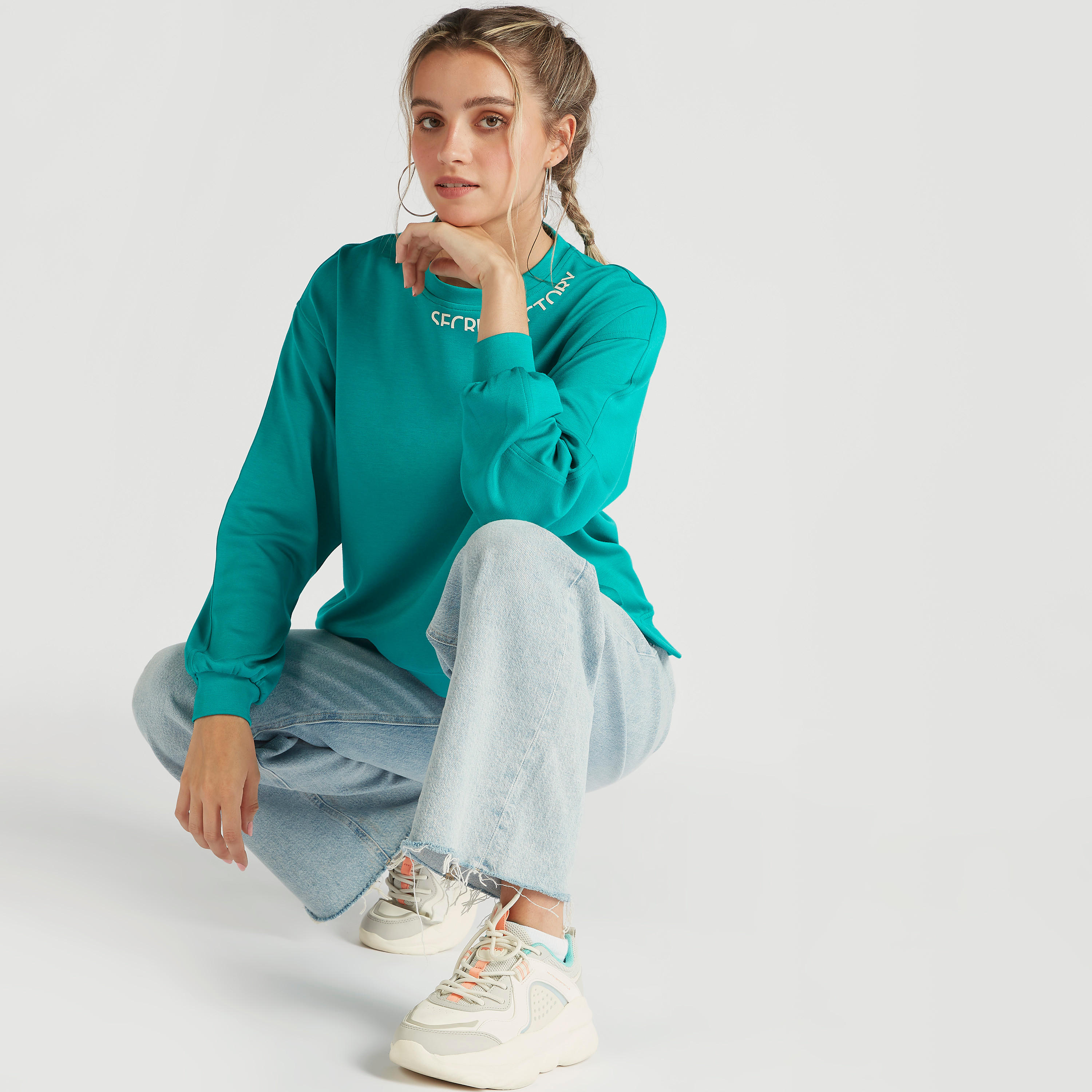 سويت شيرت بياقة ضيقة وأكمام طويلة وطبعات شعار-women-winterwear-hoodiesandsweatshirts-sweatshirts-image-2