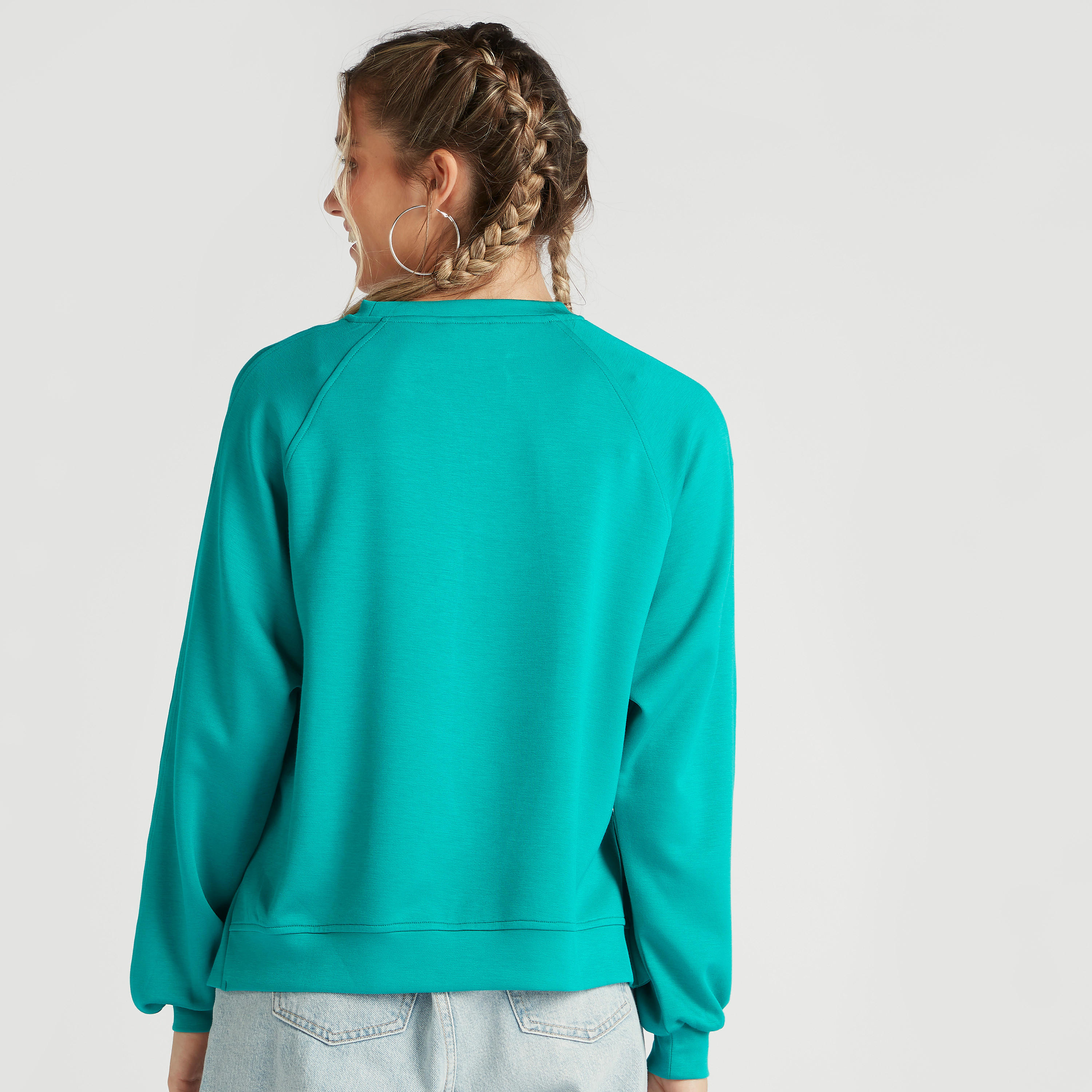 سويت شيرت بياقة ضيقة وأكمام طويلة وطبعات شعار-women-winterwear-hoodiesandsweatshirts-sweatshirts-image-4