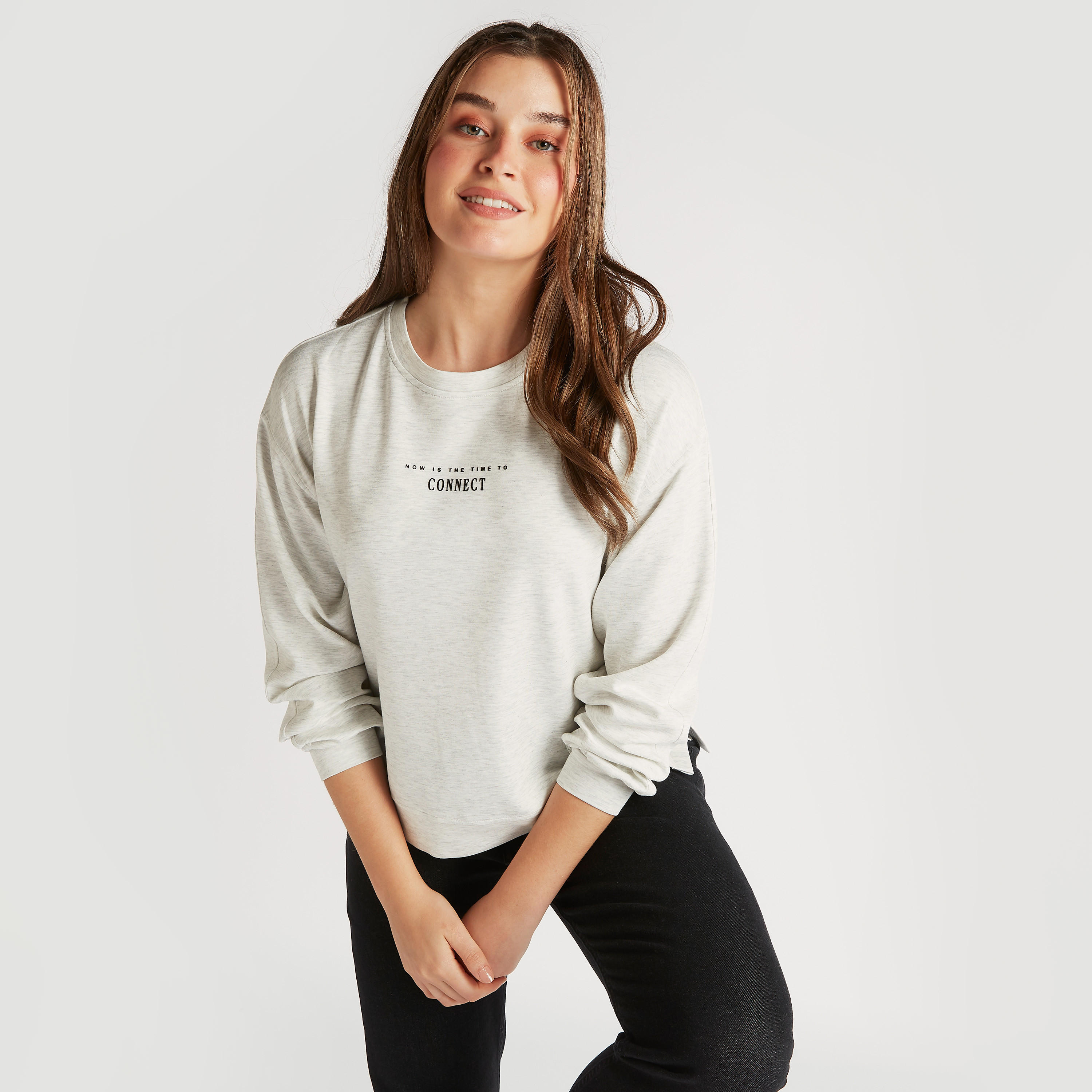 سويت شيرت بياقة ضيقة وأكمام طويلة وطبعات تايبوجرافيك-women-winterwear-hoodiesandsweatshirts-sweatshirts-image-1