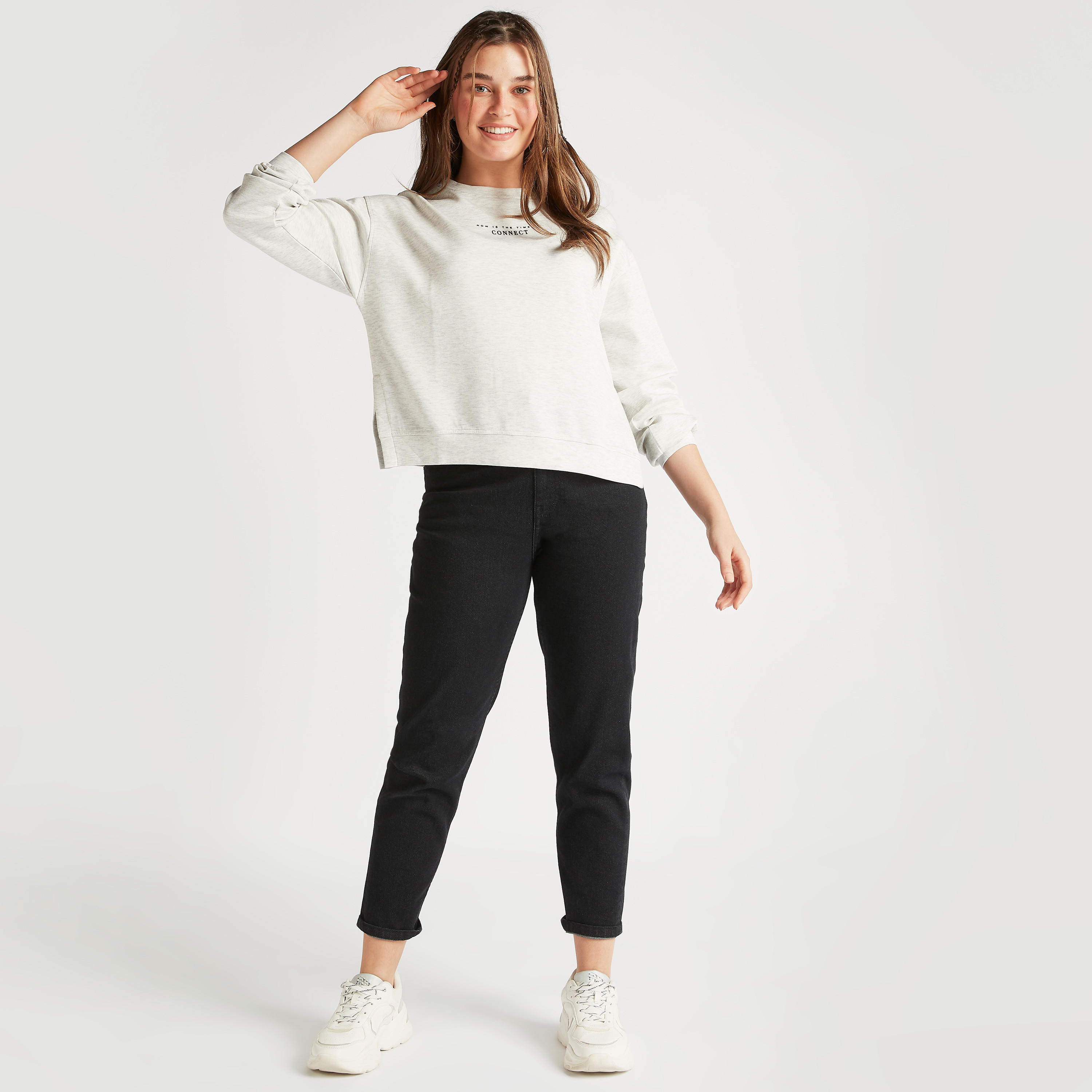 سويت شيرت بياقة ضيقة وأكمام طويلة وطبعات تايبوجرافيك-women-winterwear-hoodiesandsweatshirts-sweatshirts-image-2