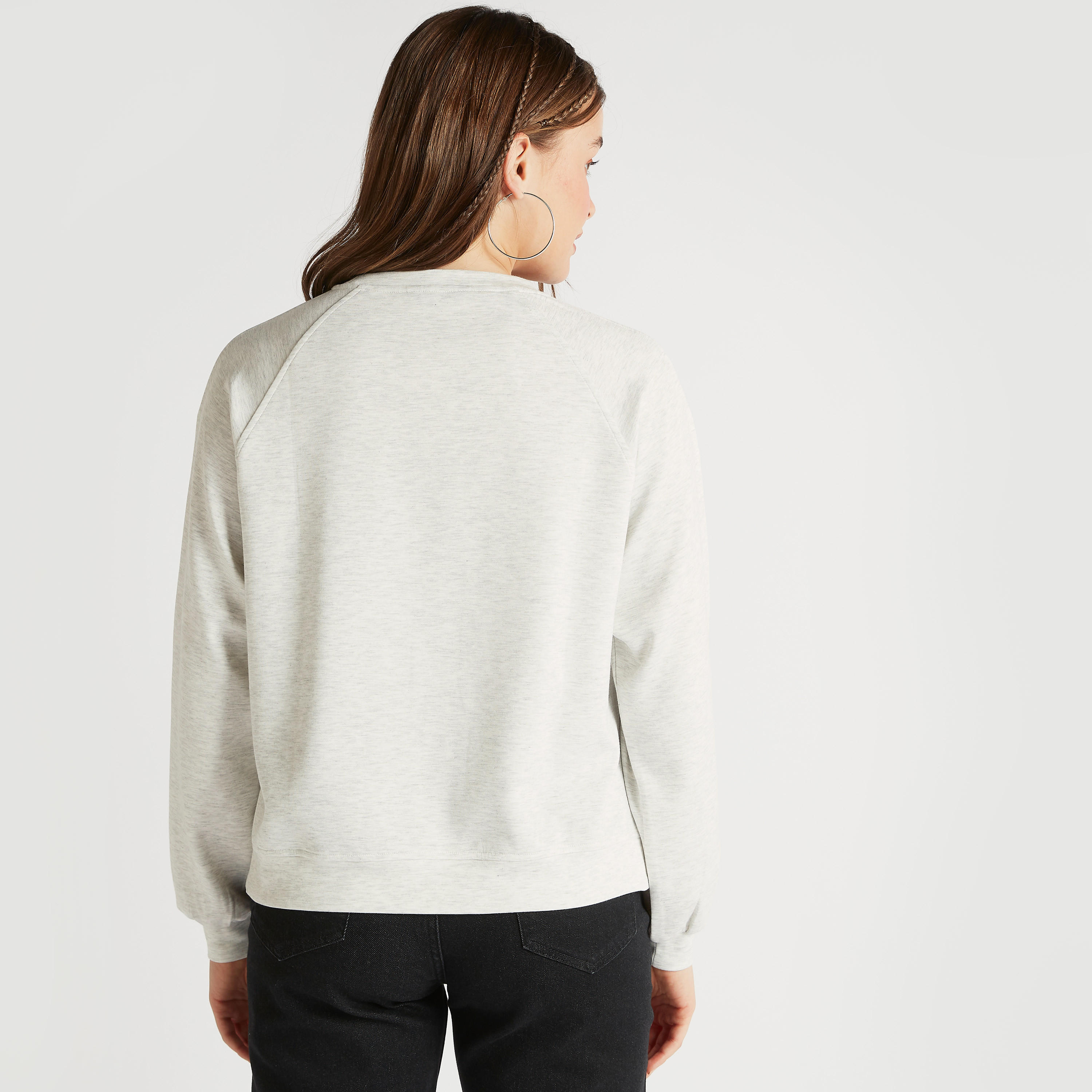 سويت شيرت بياقة ضيقة وأكمام طويلة وطبعات تايبوجرافيك-women-winterwear-hoodiesandsweatshirts-sweatshirts-image-4